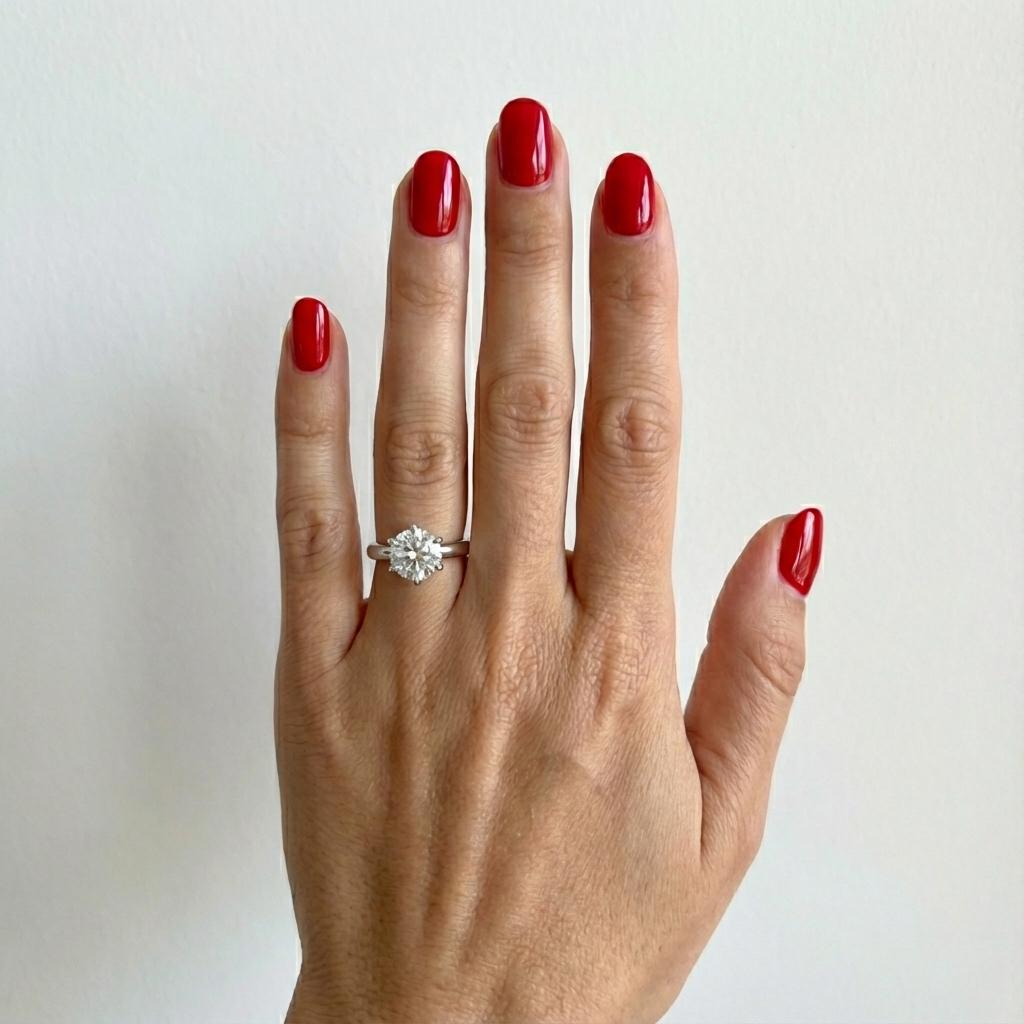 Cette authentique bague de fiançailles Tiffany & Co. est ornée d'un magnifique diamant rond brillant de 1,22 carat, de couleur I et de pureté VS1, offrant un éclat exceptionnel et une brillance à l'état pur. Serti dans la monture emblématique de