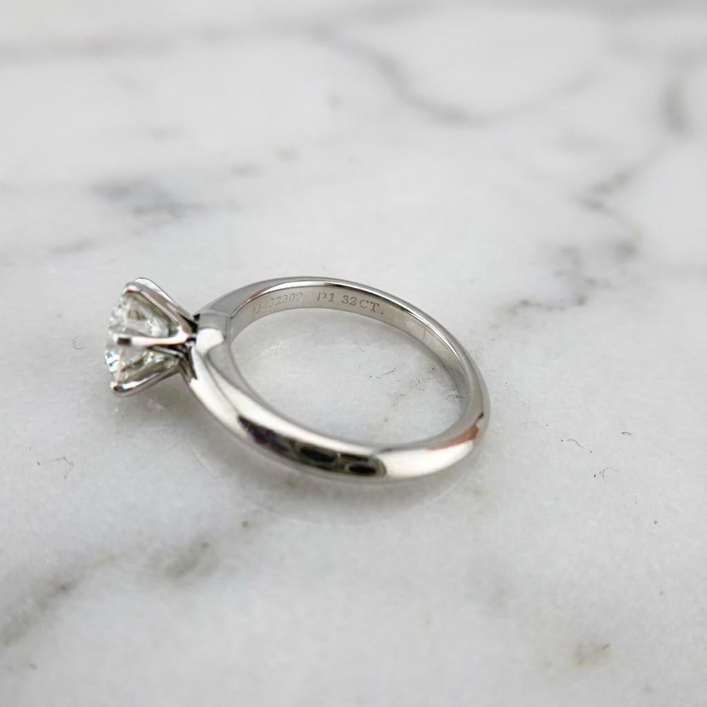 Contemporain Tiffany & Co. Bague de fiançailles en platine avec diamant rond et brillant en vente