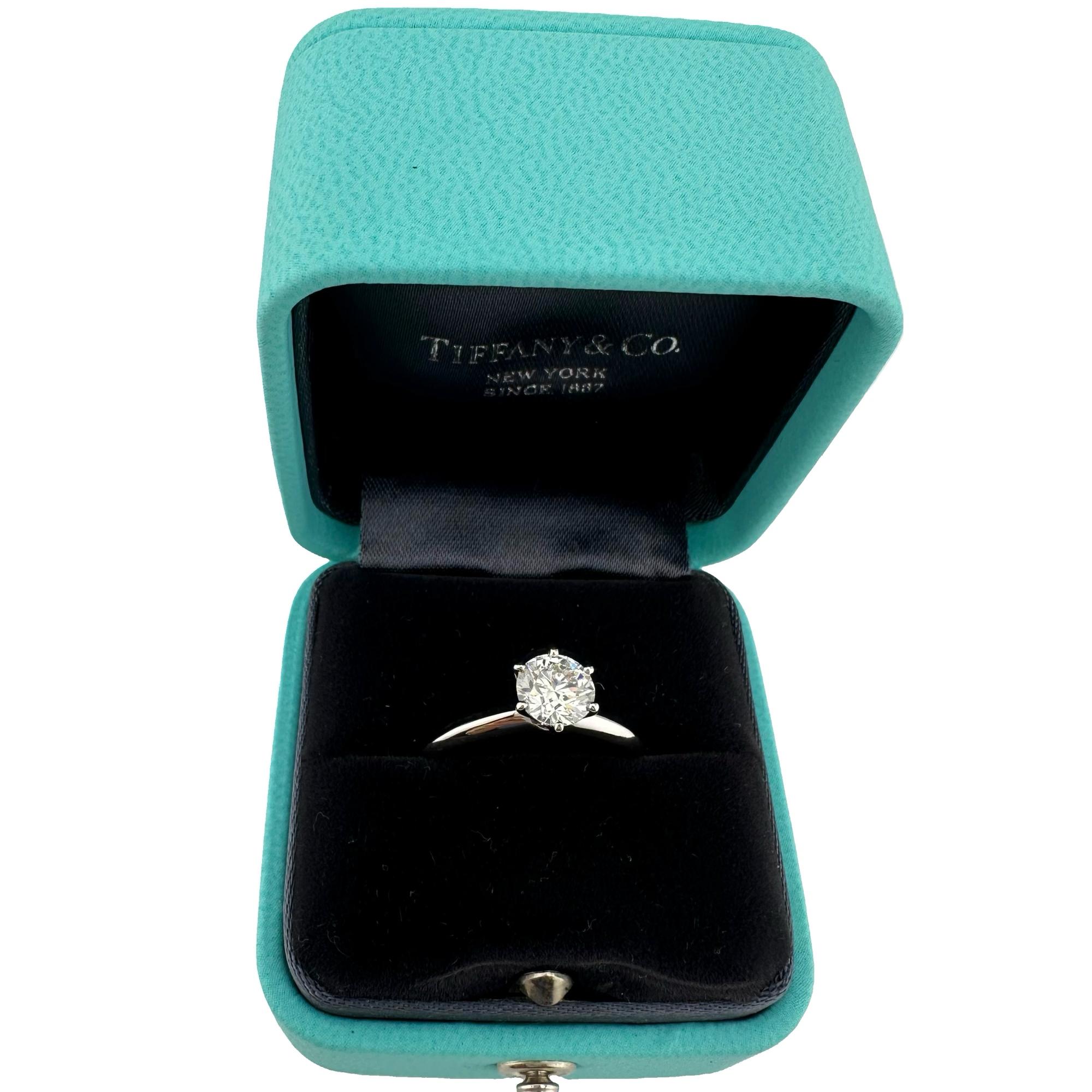 Round Cut Tiffany & Co Platinum Round Diamond 0.94 cts F VS1 Solitaire Engagement Ring For Sale