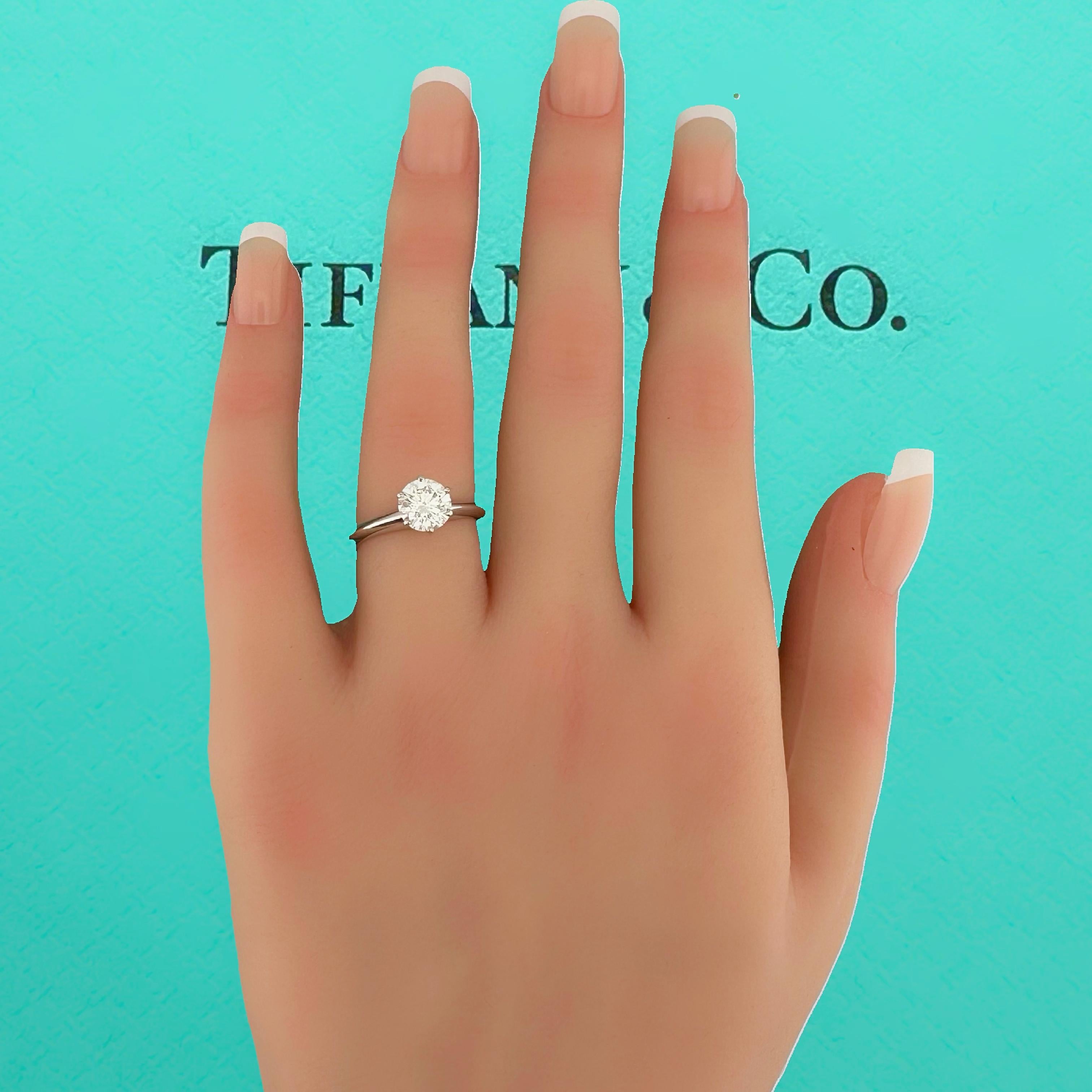 Tiffany & Co Bague de fiançailles solitaire à diamant
Le style :  Classic Tiffany Setting Solitaire serti à griffes
Métal :  Platine PT950
Taille :  6 de taille
Le diamant principal :  Diamant rond brillant 1.18 cts
Couleur et clarté :  H,
