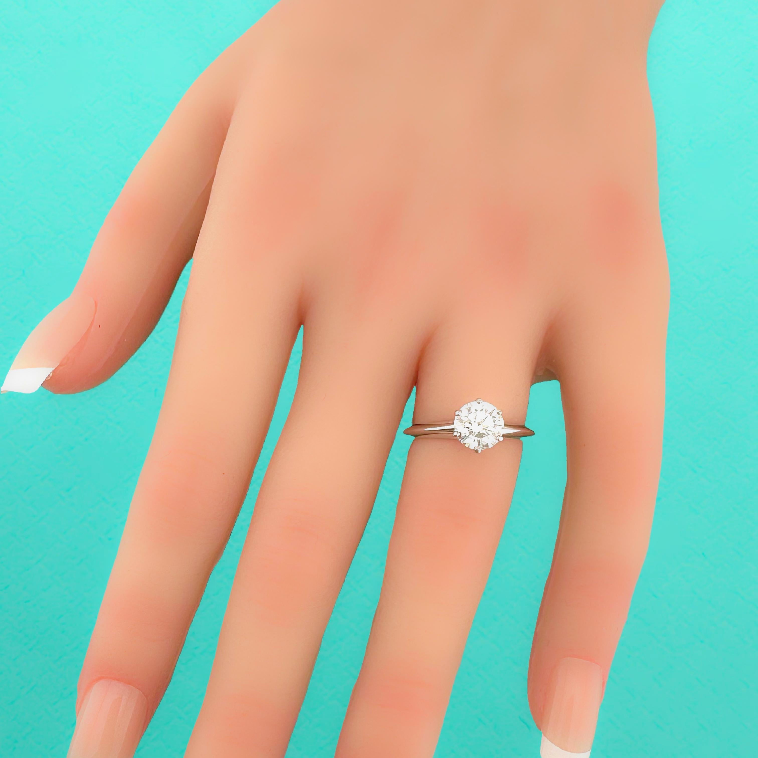 Tiffany & Co, bague de fiançailles solitaire en platine avec diamant rond 1,18 carat H VS1 Excellent état à San Diego, CA