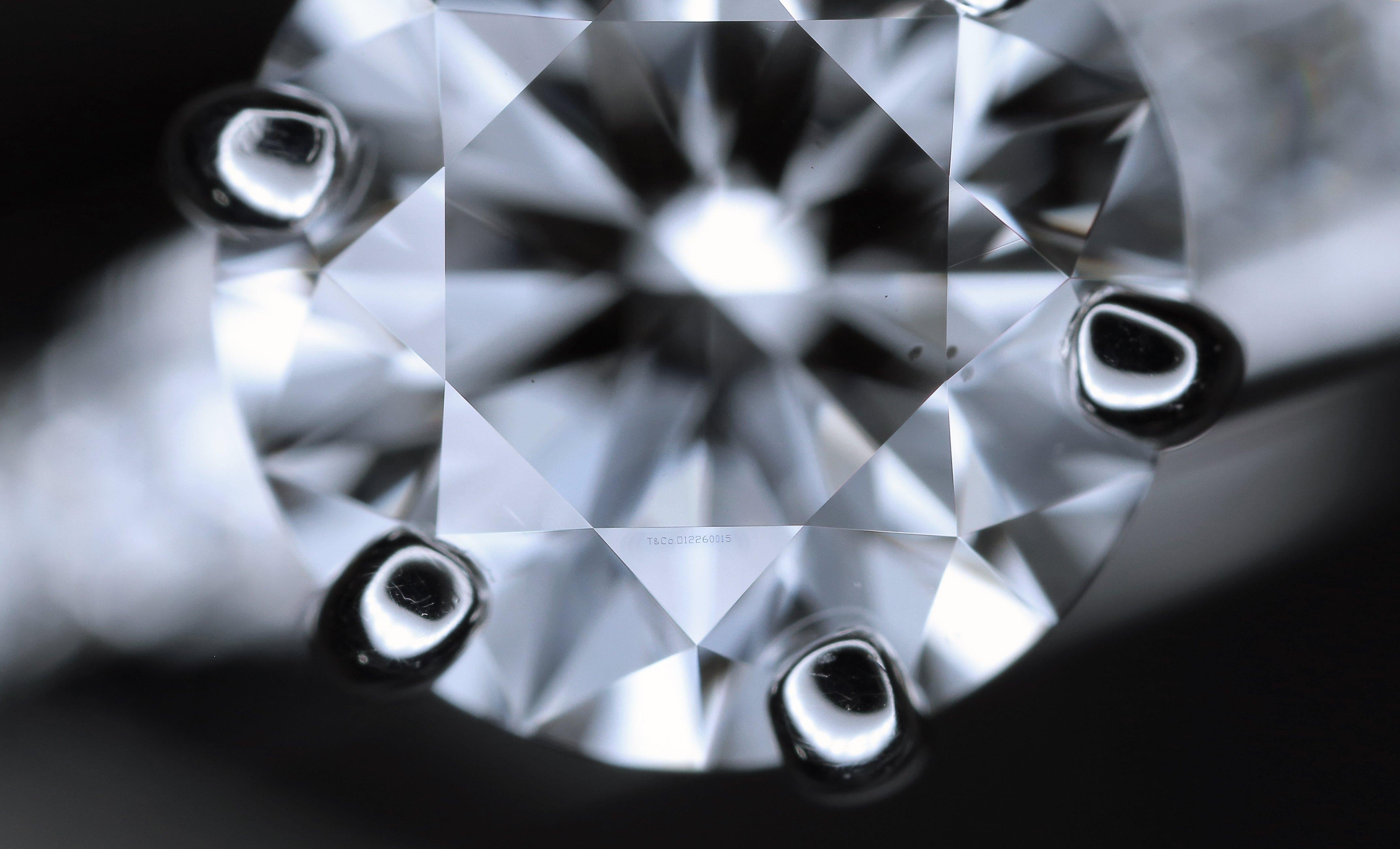 Tiffany & Co. Bague de fiançailles en platine avec diamant rond Bande de diamant .73cts tw FVS2 en vente 1