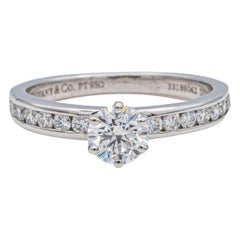 Tiffany & Co. Bague de fiançailles en platine avec diamant rond Bande de diamant .73cts tw FVS2