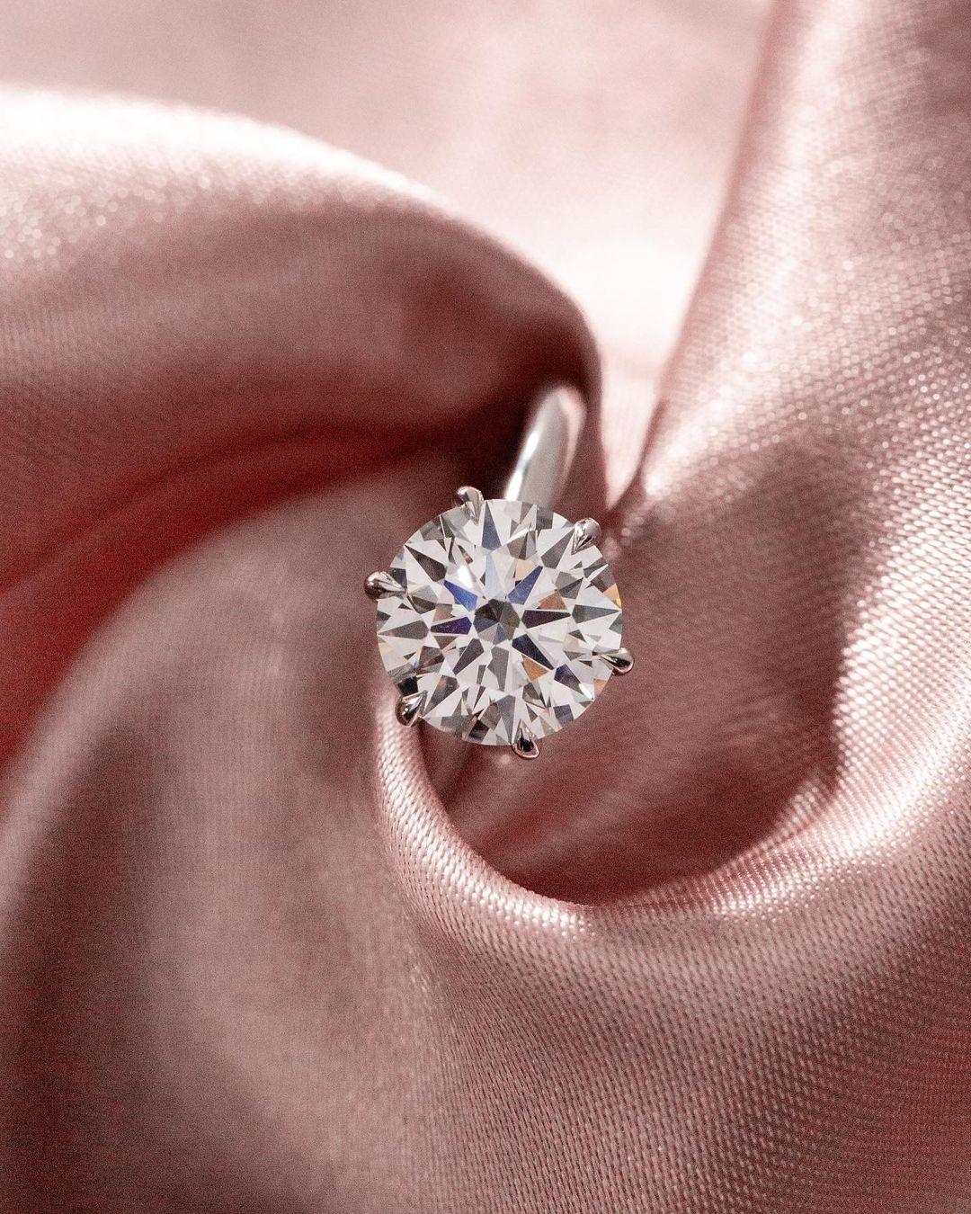 Taille ronde Tiffany & Co. Bague de fiançailles en platine avec diamant rond en vente