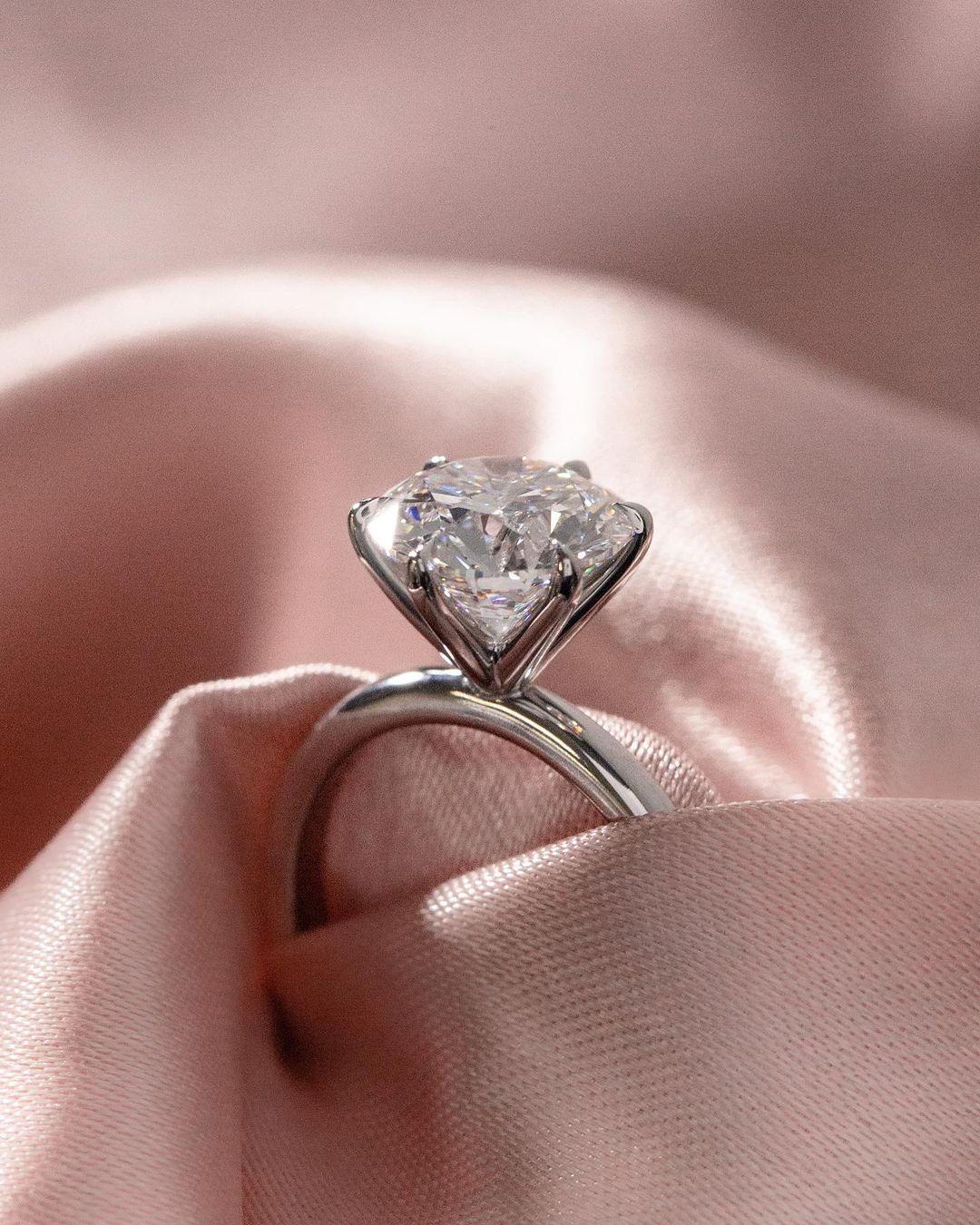 Tiffany & Co. Bague de fiançailles en platine avec diamant rond Excellent état - En vente à Chicago, IL