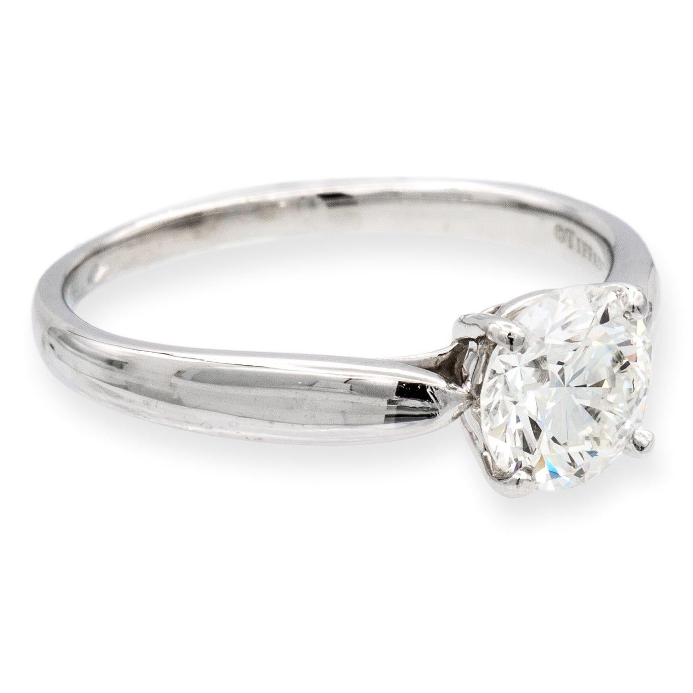 Anello di fidanzamento con diamante rotondo Tiffany & Co. della collezione Harmony, finemente realizzato in platino con un diamante rotondo taglio brillante al centro.  con un peso di 1,15 carati di colore I e purezza VS2. Questo anello ha un design