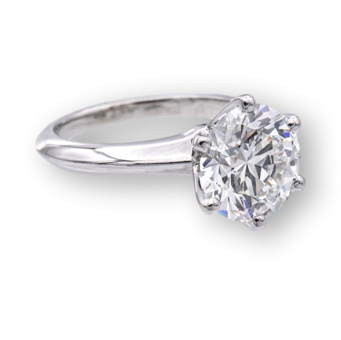 Tiffany & Co Platin Solitär Verlobungsring fein in Handarbeit in einem sechs Zacken Platin Montage mit einem runden Brillantschliff Diamant Zentrum mit einem Gewicht von 2,76 cts G Farbe VS1 Klarheit. Der Diamant ist extrem hell und brillant. Die