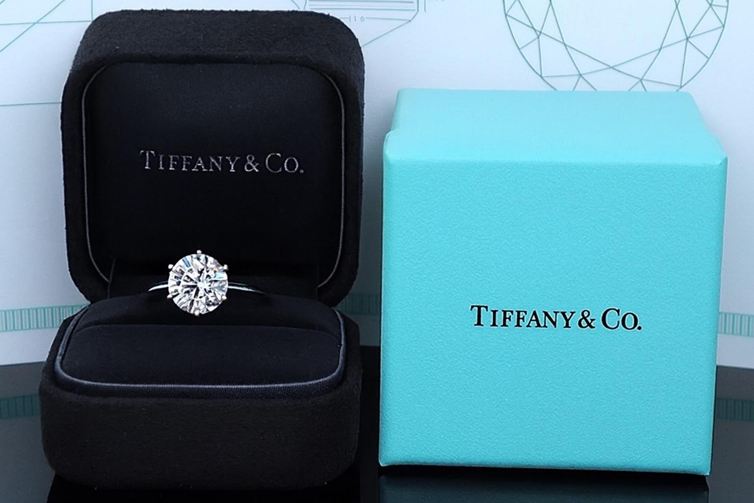 Tiffany & Co. Bague de fiançailles solitaire à diamant rond en platine

Bague de fiançailles solitaire classique de Tiffany & Co. en platine, ornée d'un superbe diamant rond de 2,70 carats taillé en brillant.

Poids du diamant : 2,70 carats

Qualité