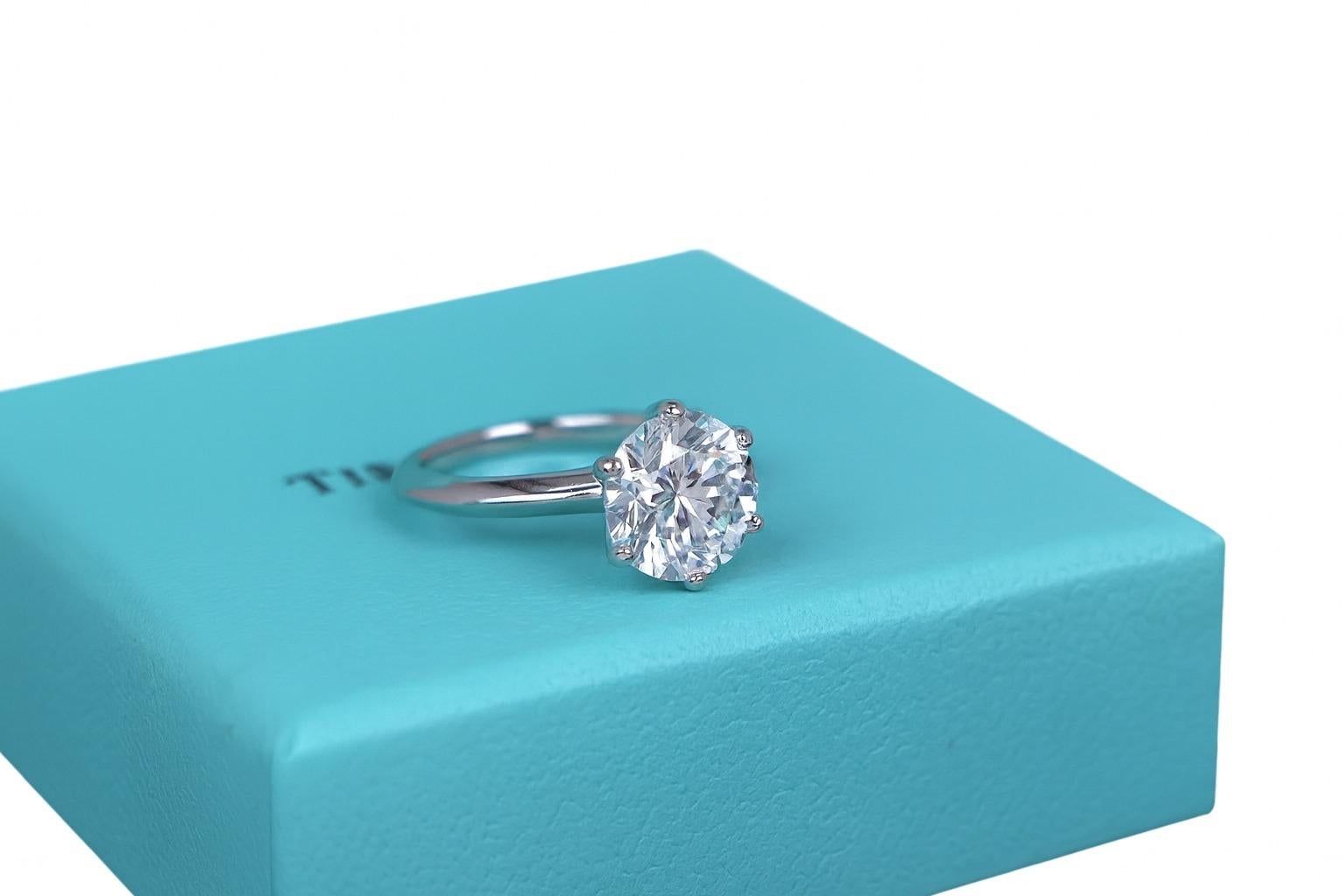 Moderne Tiffany & Co. Bague de fiançailles solitaire à diamant rond en platine en vente