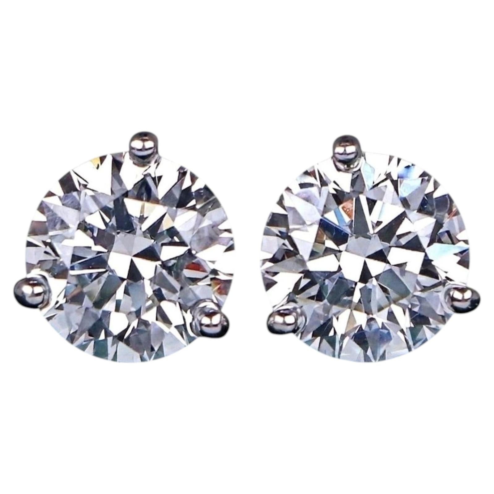 Tiffany & Co. Boucles d'oreilles en platine avec diamant rond à trois branches - 2,00 carats