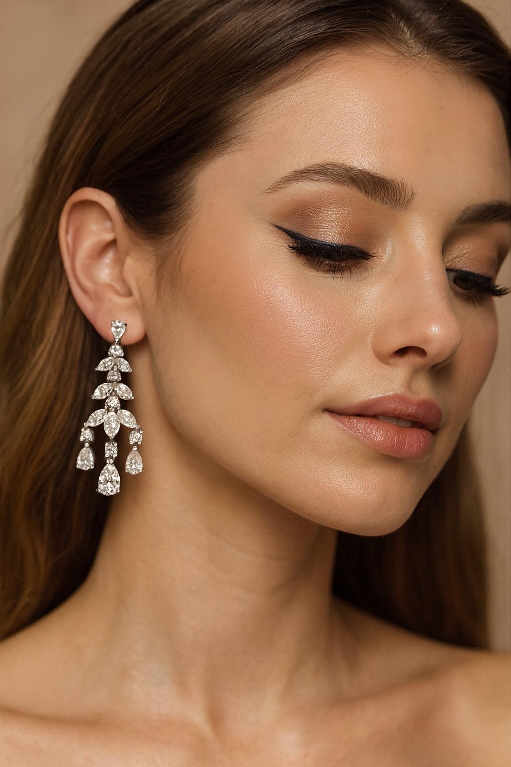 Taglio a goccia Tiffany & Co. Orecchini in platino con diamanti rotondi, marquise e pera in vendita