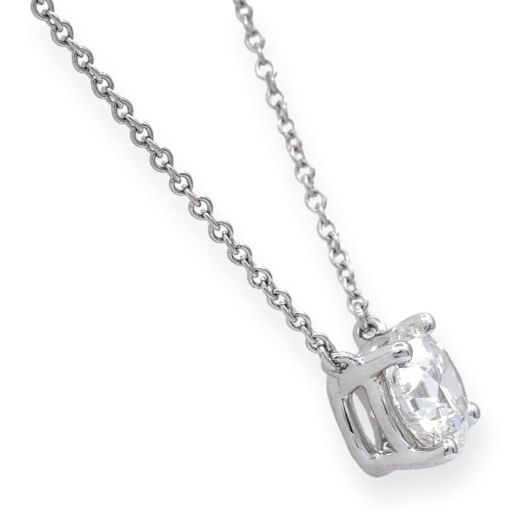 Tiffany & Co. Diamond Solitaire Anhänger fein in Platin mit einem runden Brillantschliff Diamanten Zentrum mit einem Gewicht von 1,41 Karat G Farbe VVS2 Klarheit mit ausgezeichneten Schnitt, Politur und Symmetrie gefertigt. Der Diamant ist in einer
