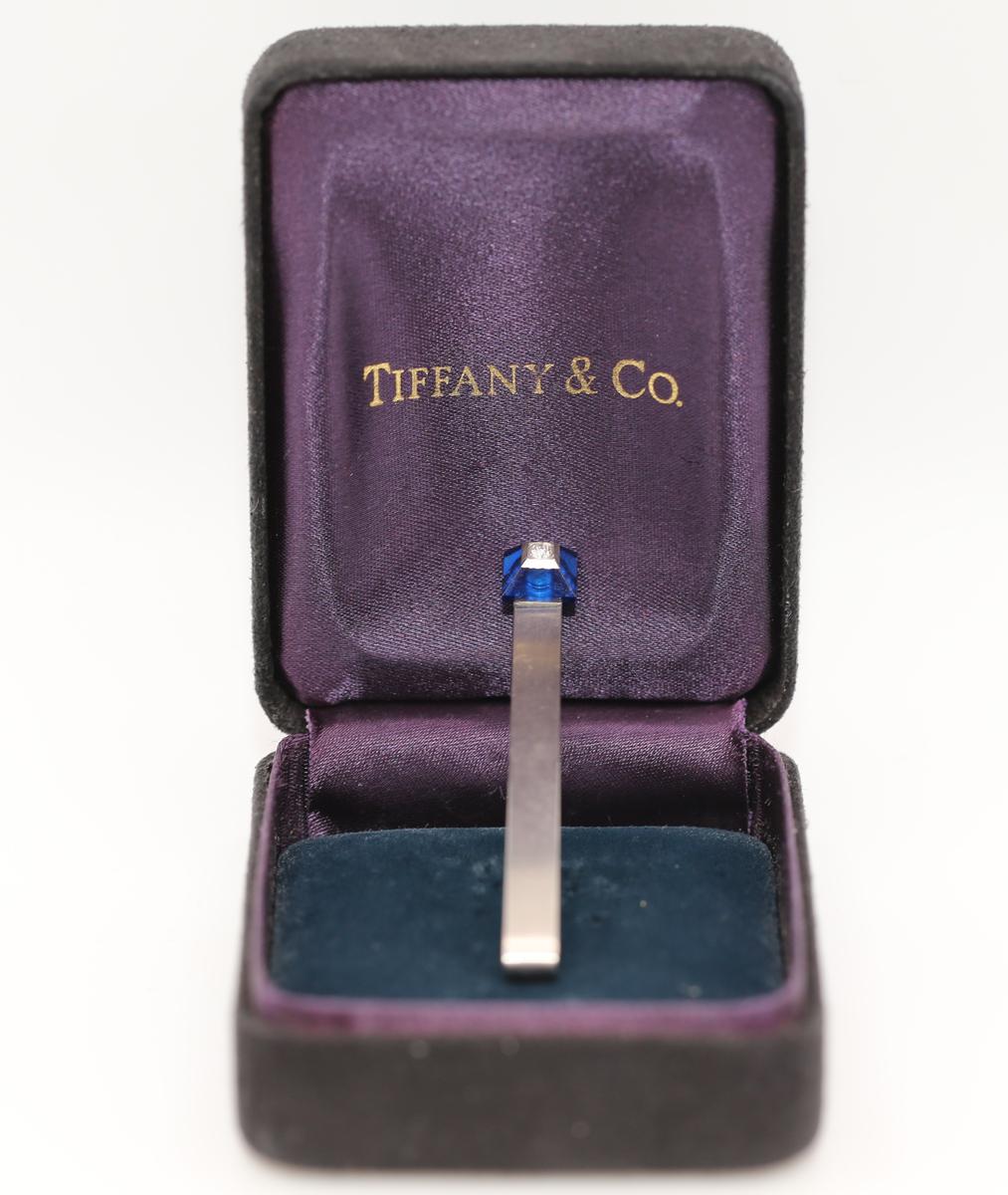 Pasador de corbata de platino, zafiro y diamantes Tiffany & Co. en su caja original, también firmado Tiffany & Co.

Acabado impecable y diseño elegante: justo lo que cabe esperar de una marca mundialmente famosa. No es llamativo, pero representa muy