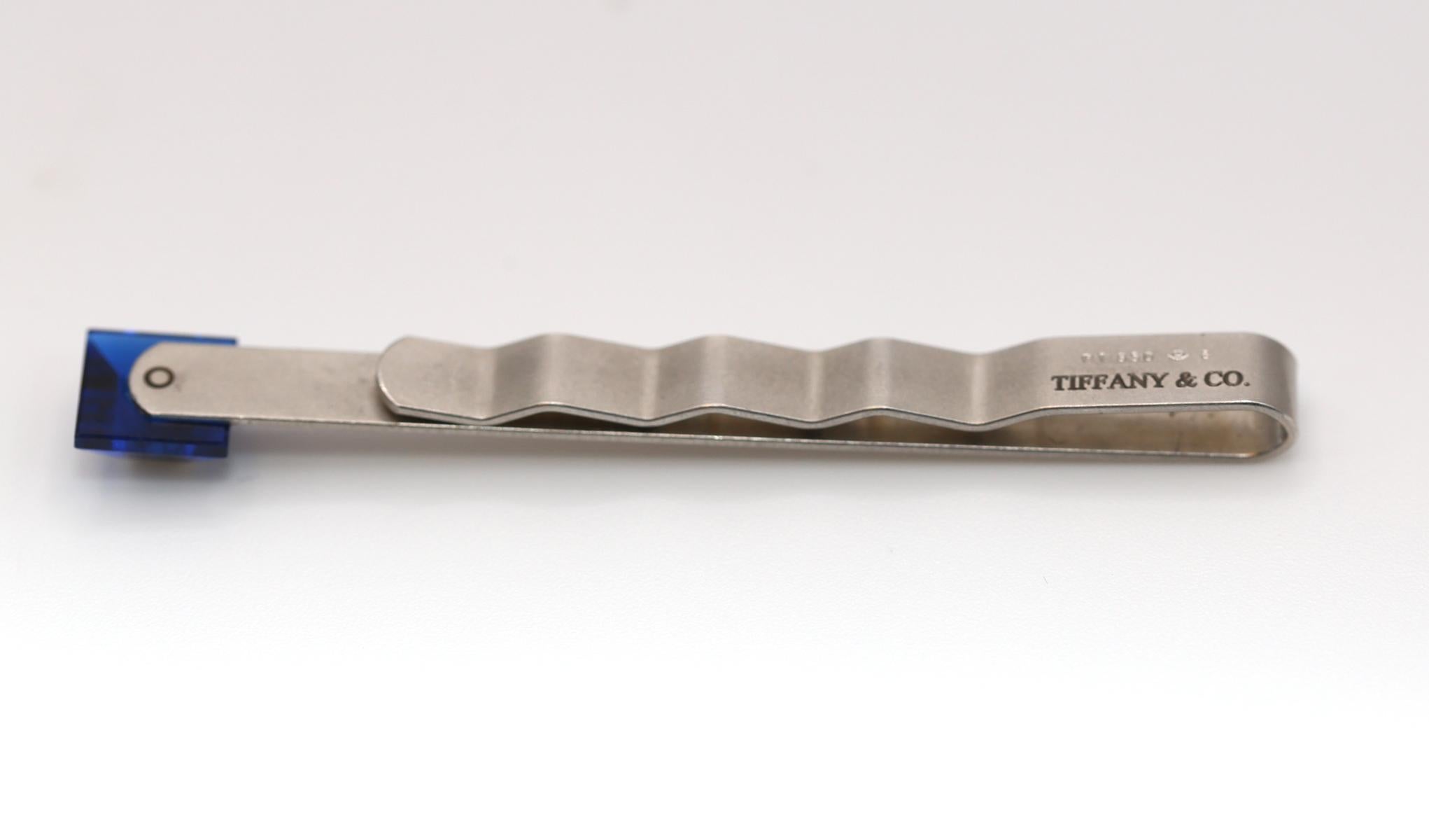 Femenino o masculino Pasador de corbata Tiffany & Co. de platino, zafiro y diamantes, firmado y en caja, 1970 en venta