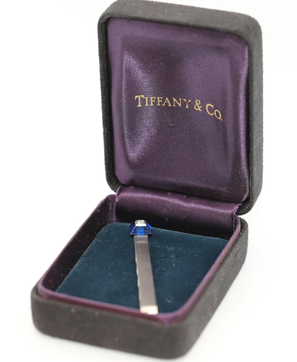 Pasador de corbata Tiffany & Co. de platino, zafiro y diamantes, firmado y en caja, 1970 en venta 3