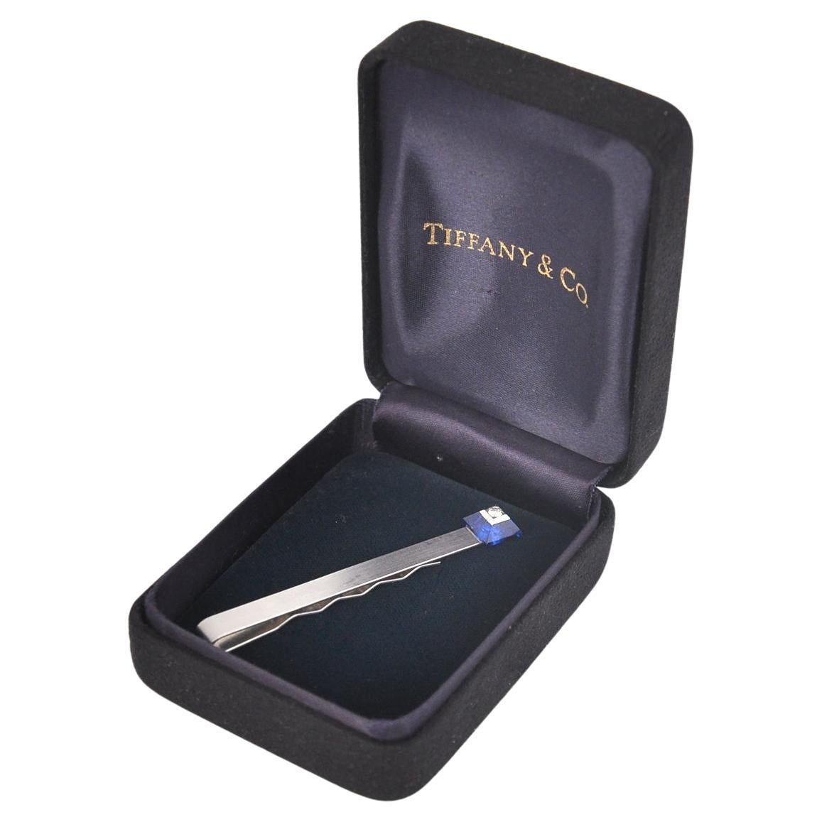 Pasador de corbata Tiffany & Co. de platino, zafiro y diamantes, firmado y en caja, 1970