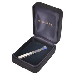 Pasador de corbata Tiffany & Co. de platino, zafiro y diamantes, firmado y en caja, 1970