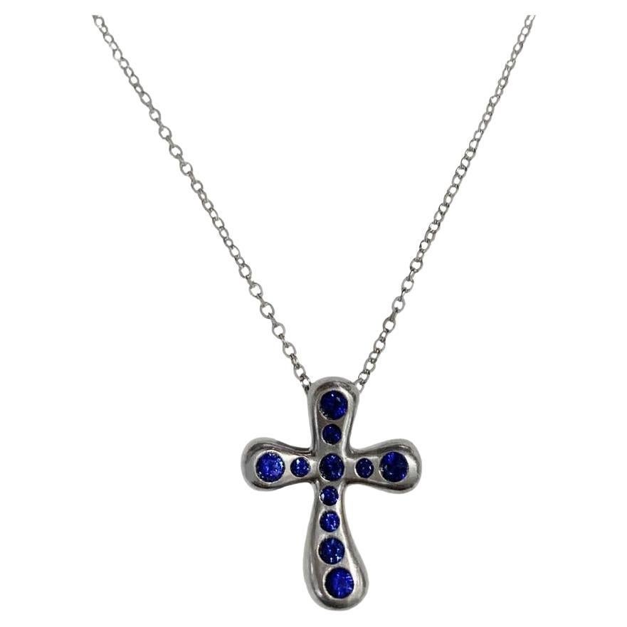 Tiffany & Co. Collier pendentif croix Elsa Peretti en platine et saphir en vente