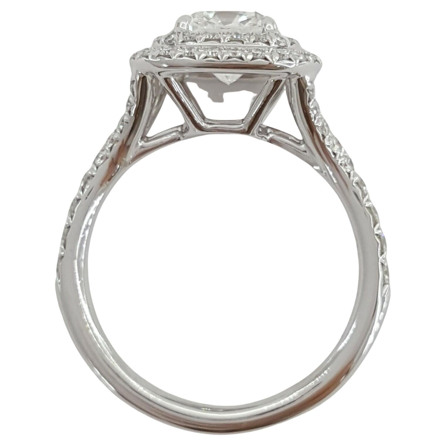 Tiffany & Co. Platin Soleste 2,22 Karat Cushion Cut Diamant Double Halo Verlobungsring

Der Soleste® Verlobungsring, ein ikonisches Design von Tiffany & Co., präsentiert einen schillernden Diamanten im Kissenbrillantschliff, der von einem doppelten