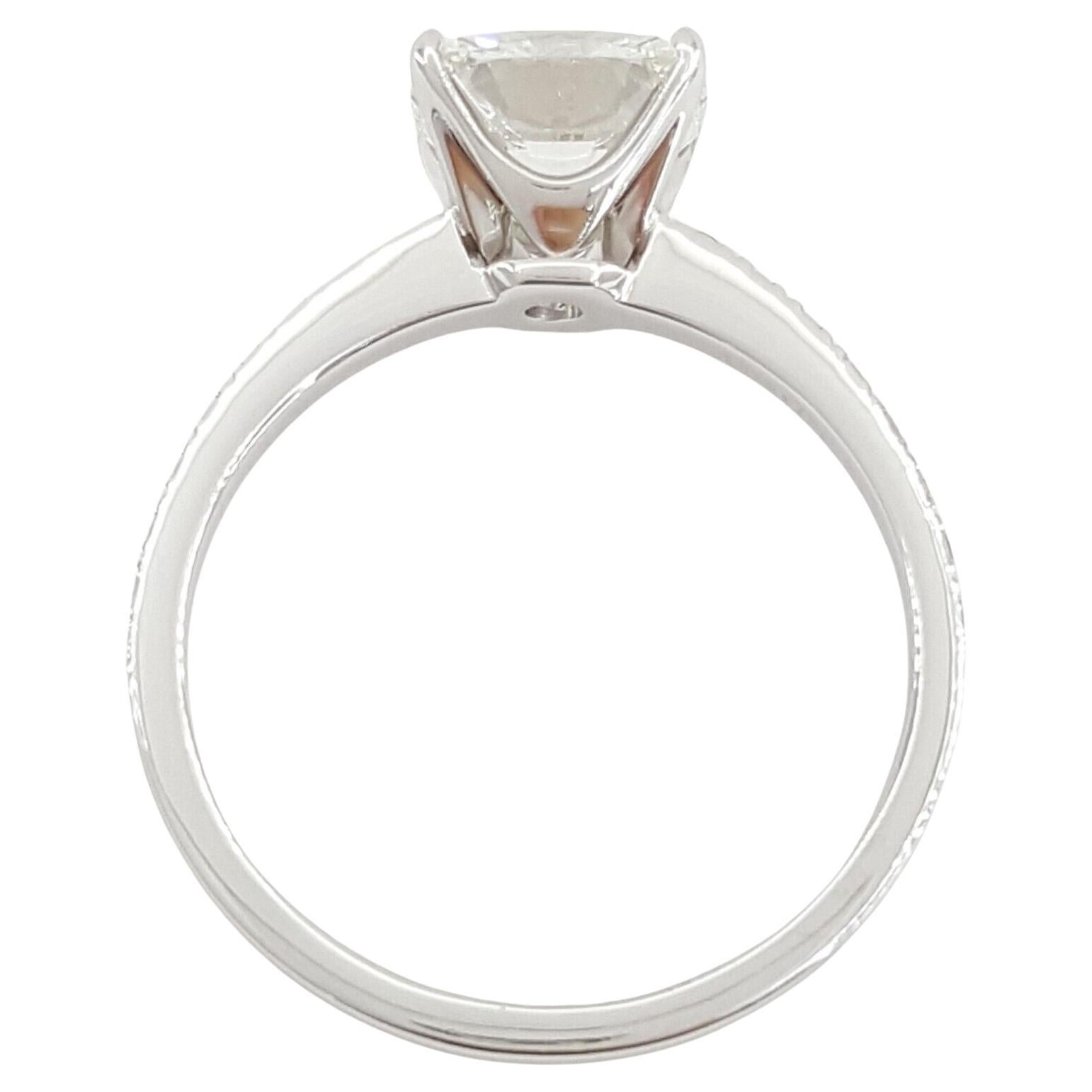 Tiffany & Co. Platinum Soleste® 1.4 ct Round Diamond Halo Engagement Ring and Wedding Band Set.

Les deux bagues pèsent 6,9 grammes, taille 4,5, la pierre centrale est un diamant naturel rond de taille brillant pesant 1,00 ct, de couleur G, de