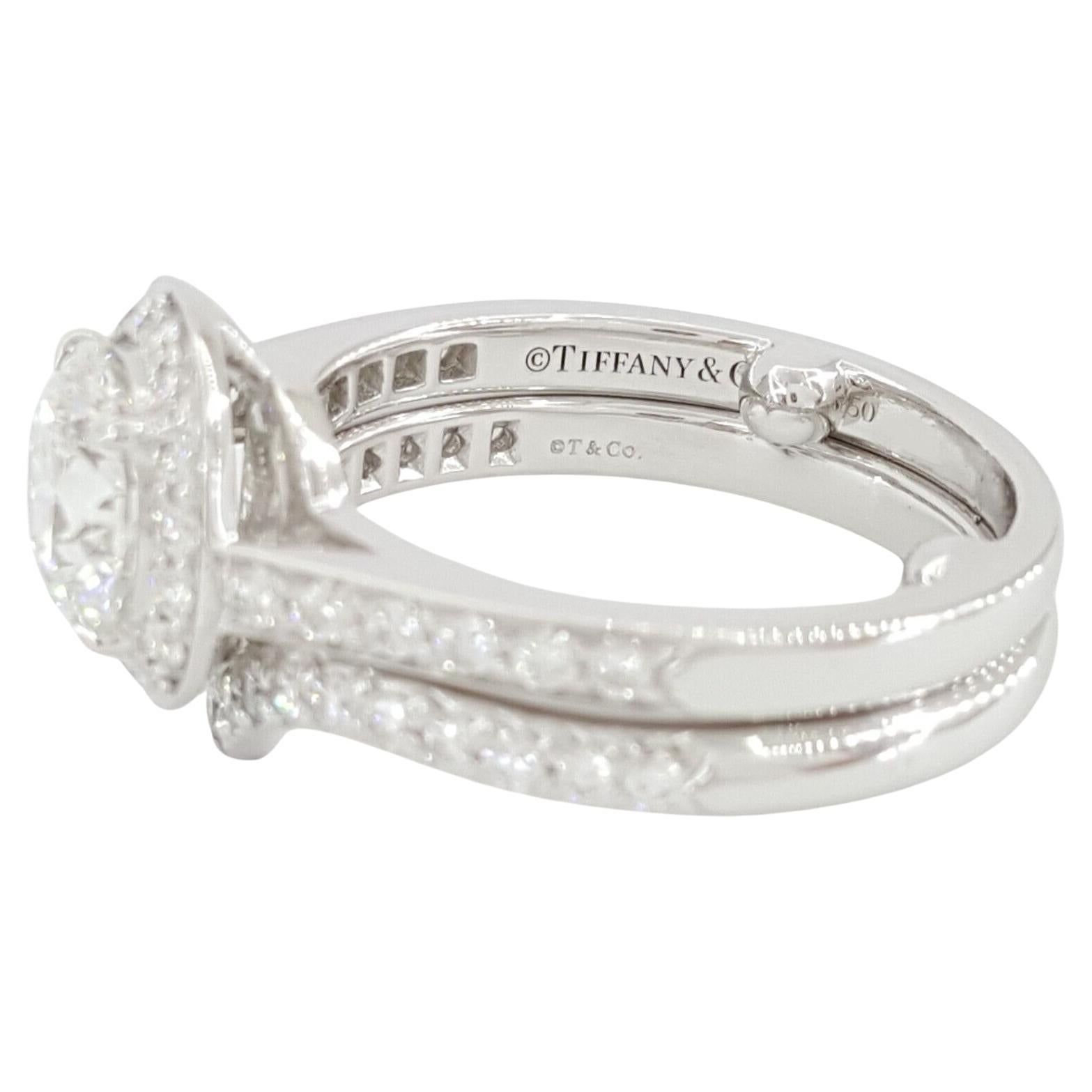 Tiffany & Co. Platin Soleste Verlobungsring und Ehering aus Platin mit Diamant-Halo (Rundschliff) im Angebot