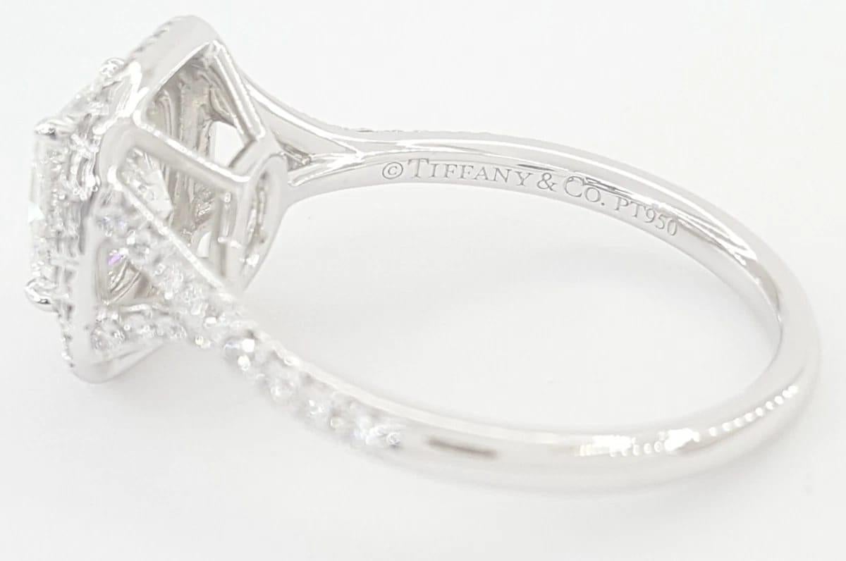 Taglio cuscino Tiffany & Co. Anello di fidanzamento Soleste in platino con doppio alone in vendita