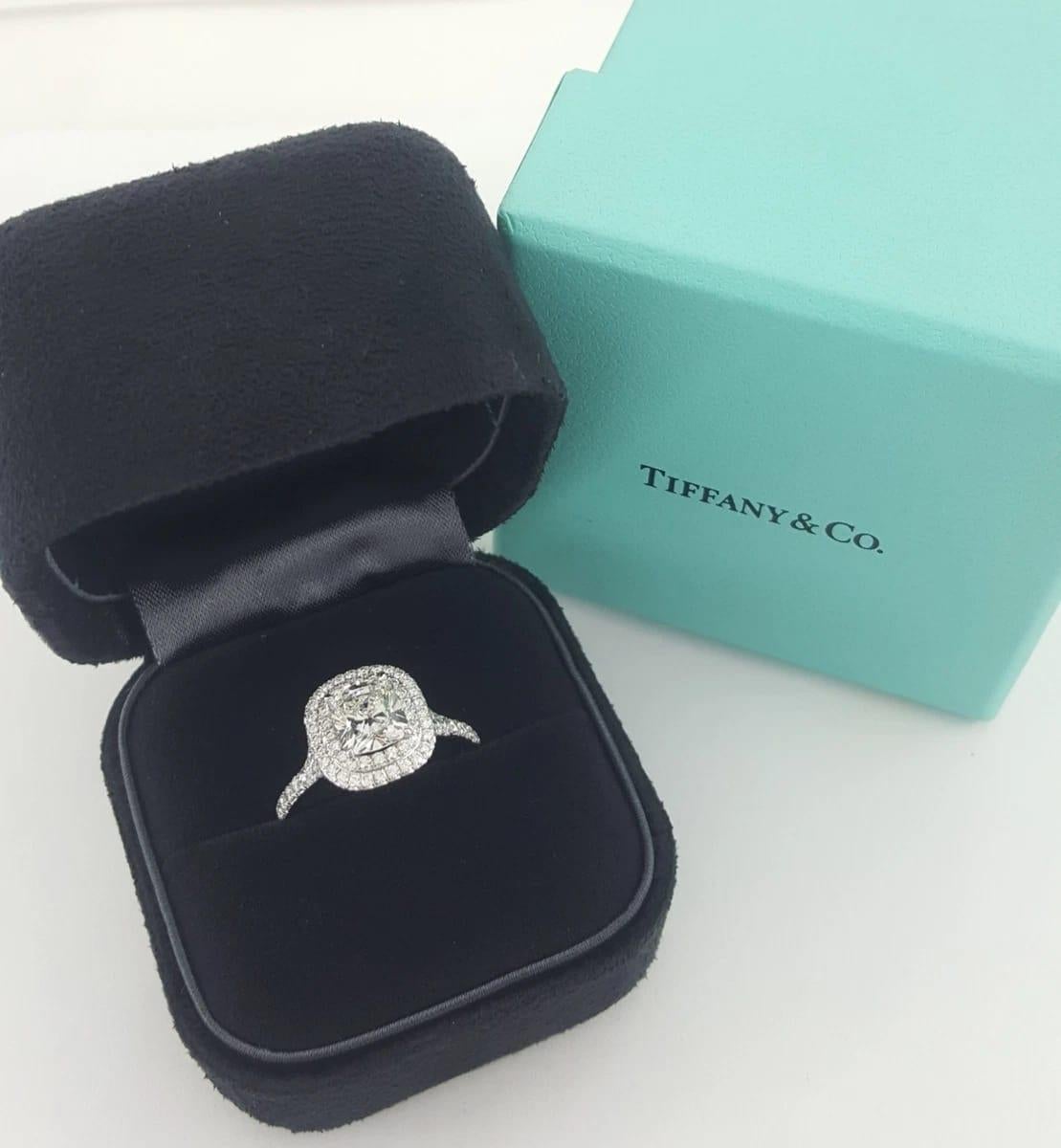 da uomo o donna Tiffany & Co. Anello di fidanzamento Soleste in platino con doppio alone in vendita