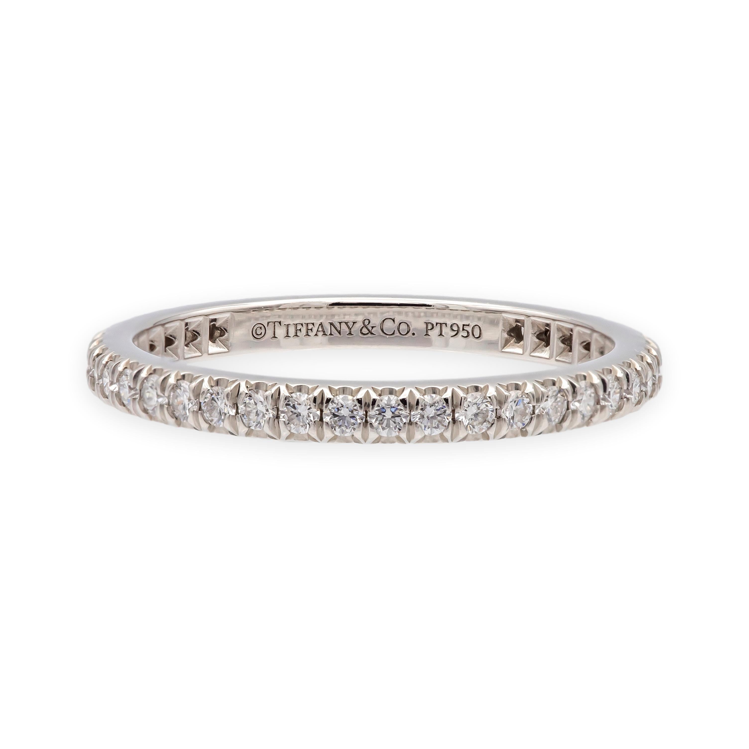 Esta caja de Tiffany & Co. El anillo de diamantes círculo completo Soleste está elaborado en platino y engastado con aproximadamente 0,34 quilates de diamantes brillantes redondos. Los diamantes, de color F y claridad VVS, están meticulosamente