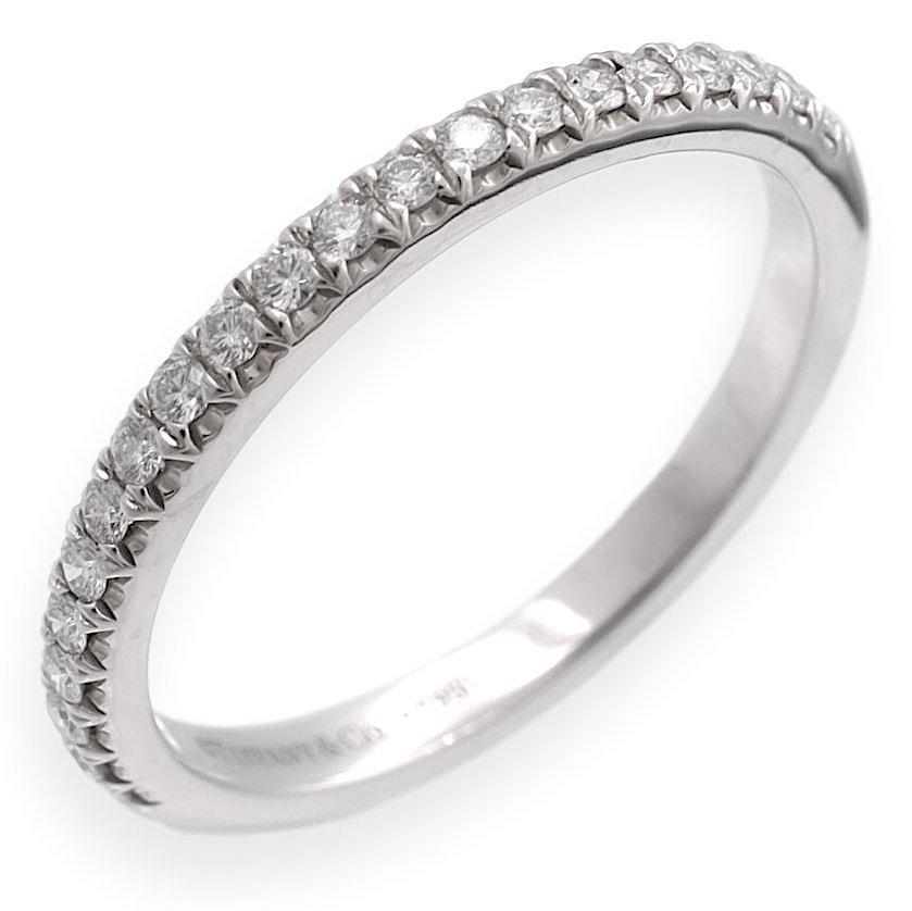 Tiffany & Co. Soleste Wedding/Anniversary Half-Band. Impeccablement réalisée en platine, cette pièce rayonnante est ornée de 21 diamants ronds de taille brillant, totalisant 0,17 carat. Chaque diamant est méticuleusement serti dans un attachement