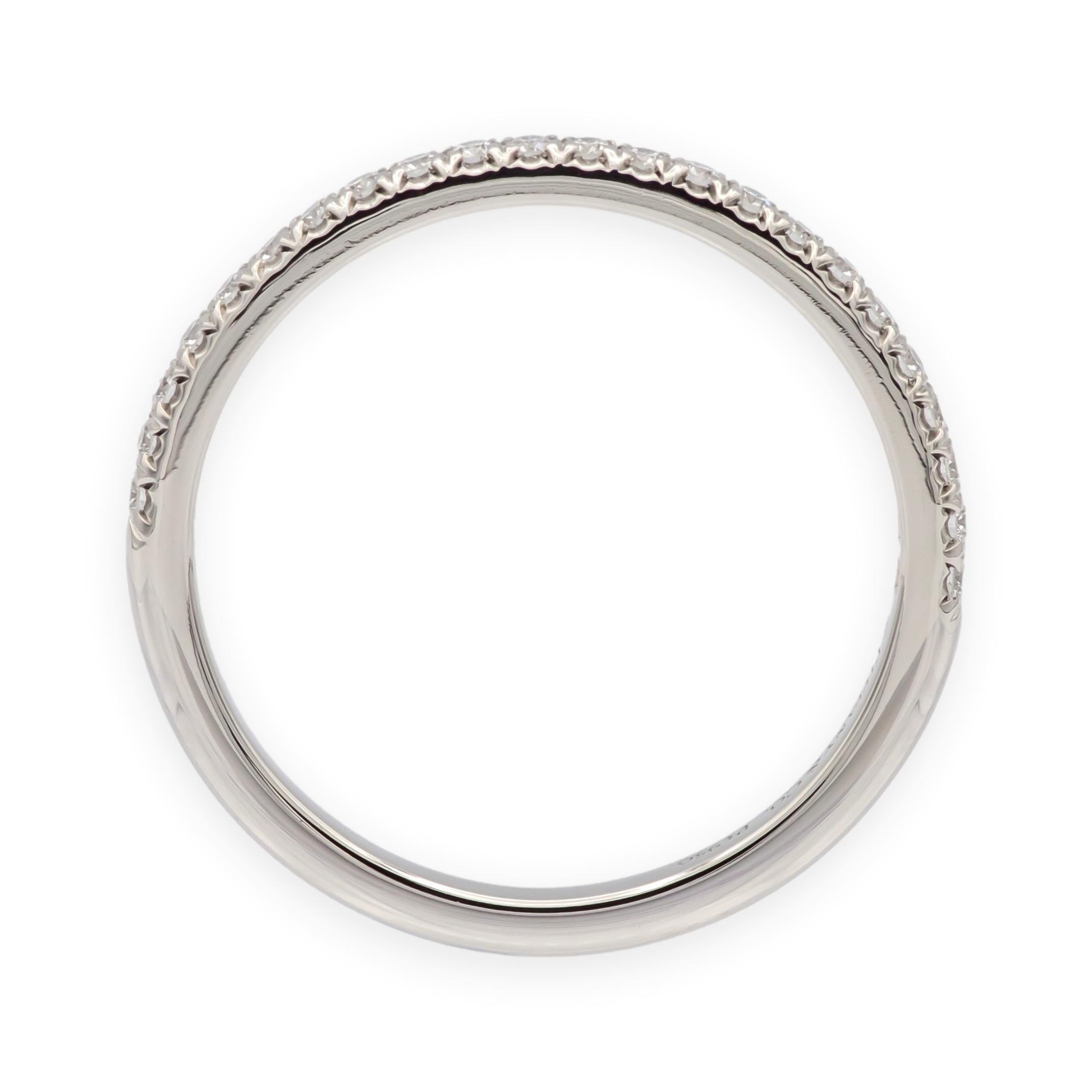 Donna Tiffany & Co. Anello in platino Soleste con diamante rotondo a metà cerchio in vendita