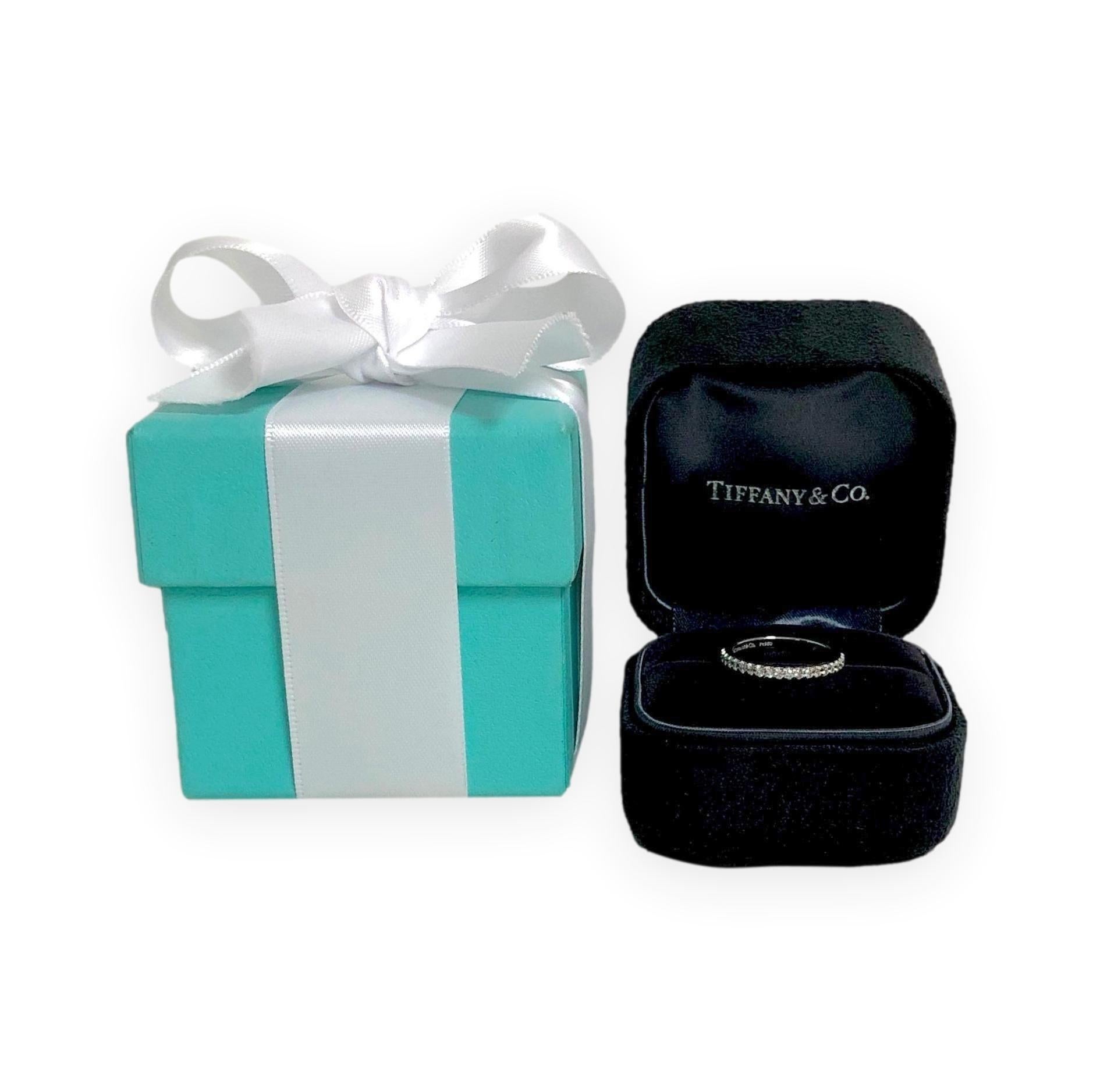 Tiffany & Co. Anello in platino Soleste con diamante rotondo a metà cerchio in vendita 2