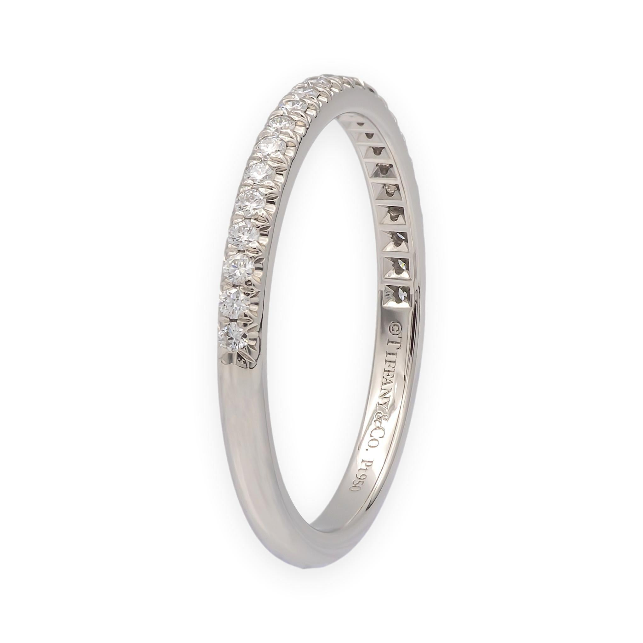 Tiffany
Co. Bague Soleste en platine avec diamant rond en demi-cercle