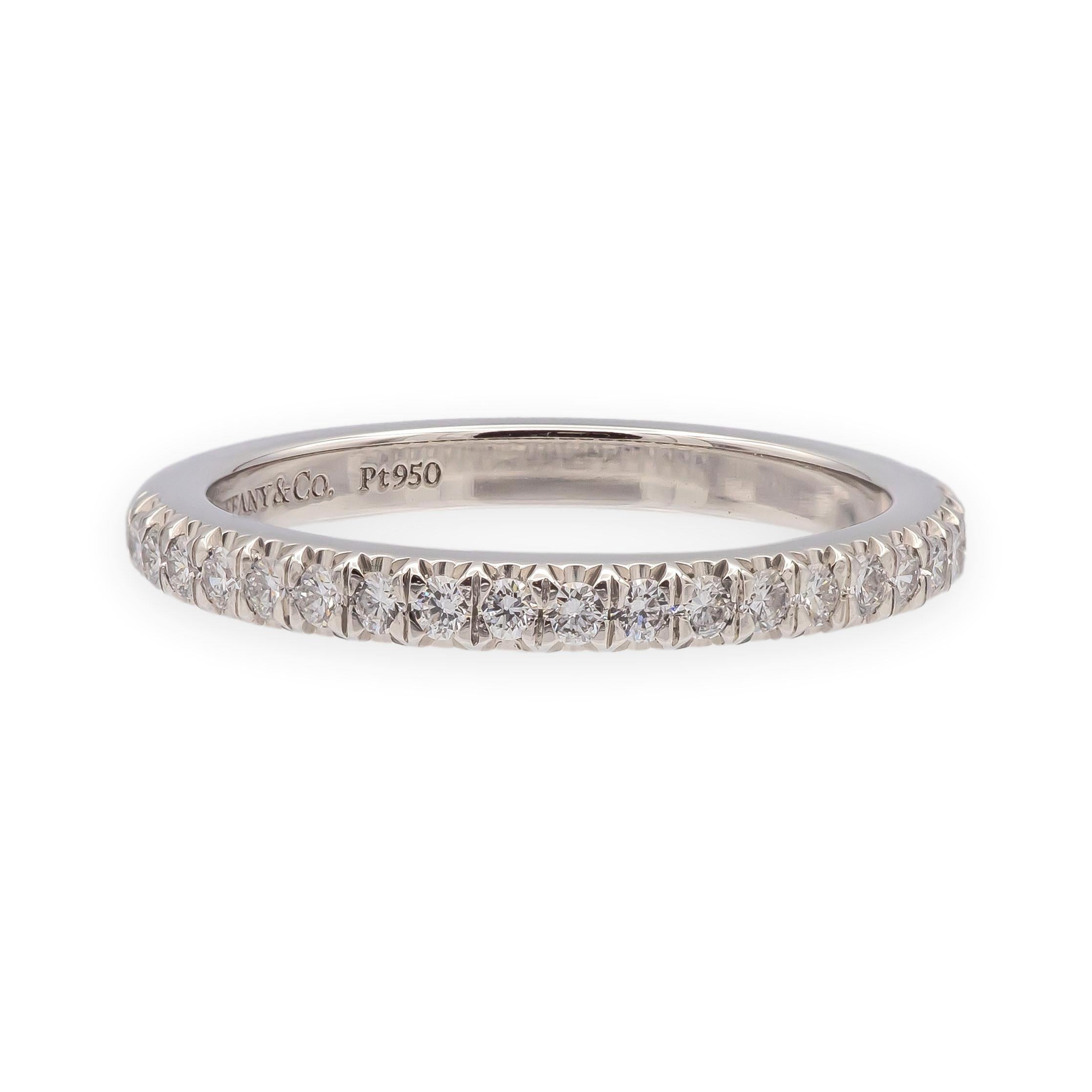 Esta caja de Tiffany & Co. La banda de diamantes semicircular Soleste está finamente elaborada en platino y engastada con 20 diamantes brillantes redondos que suman 0,17 quilates. Diseñados para una elegancia discreta, los diamantes están engastados
