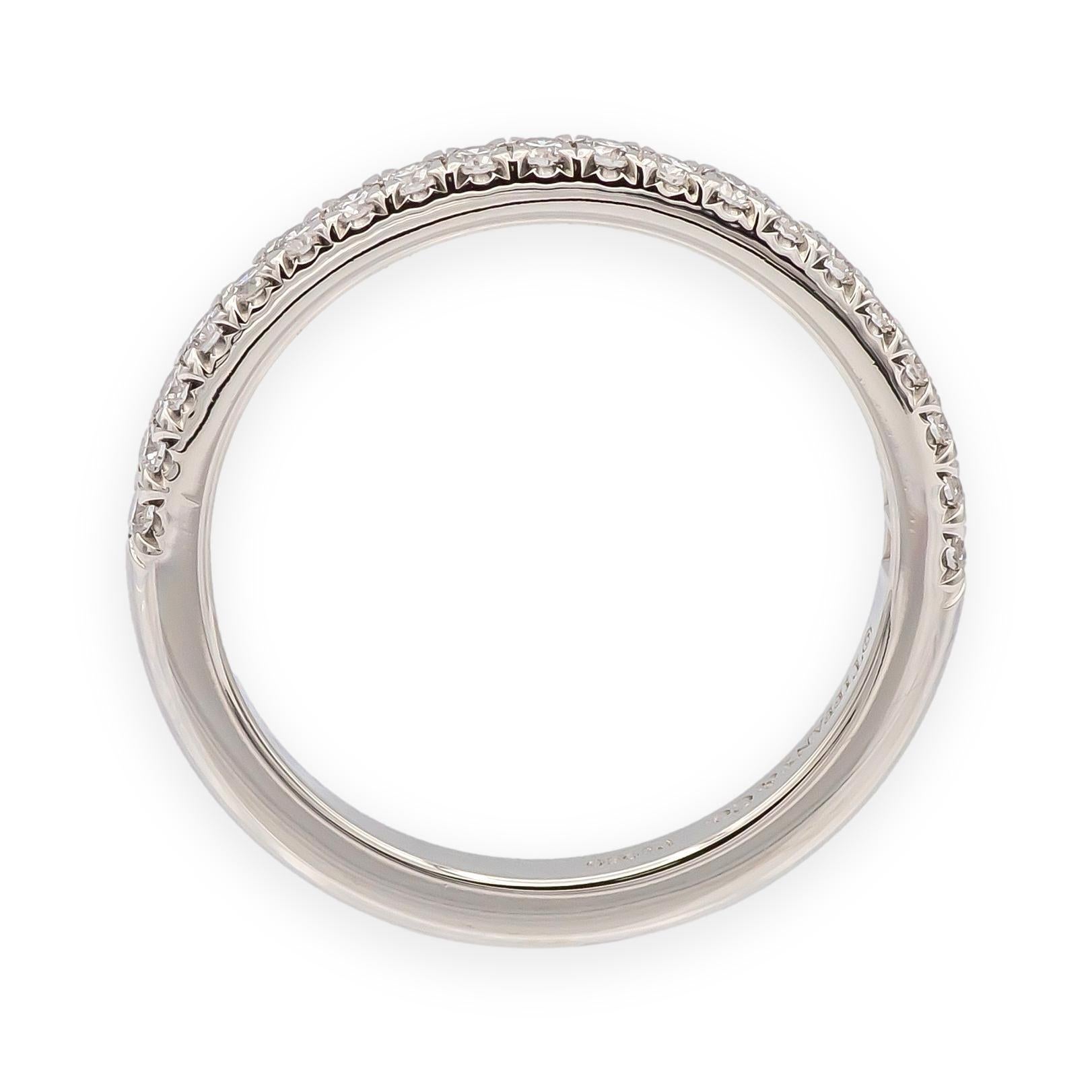 Tiffany & Co. Anillo de Platino Soleste Medio Círculo Diamante Redondo c/Recpt en Excelente estado para la venta en New York, NY