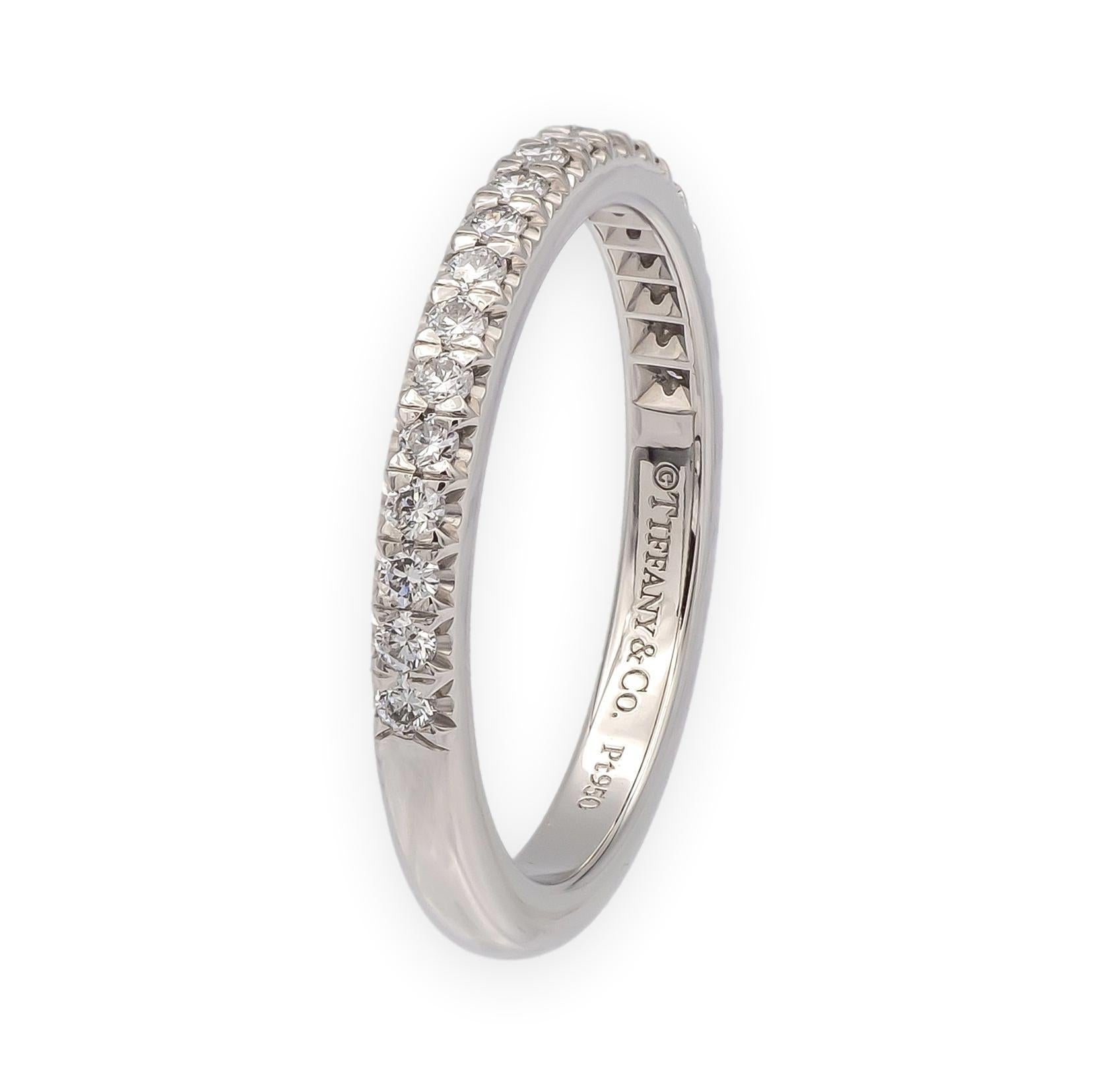 Tiffany & Co. Anillo de Platino Soleste Medio Círculo Diamante Redondo c/Recpt en venta