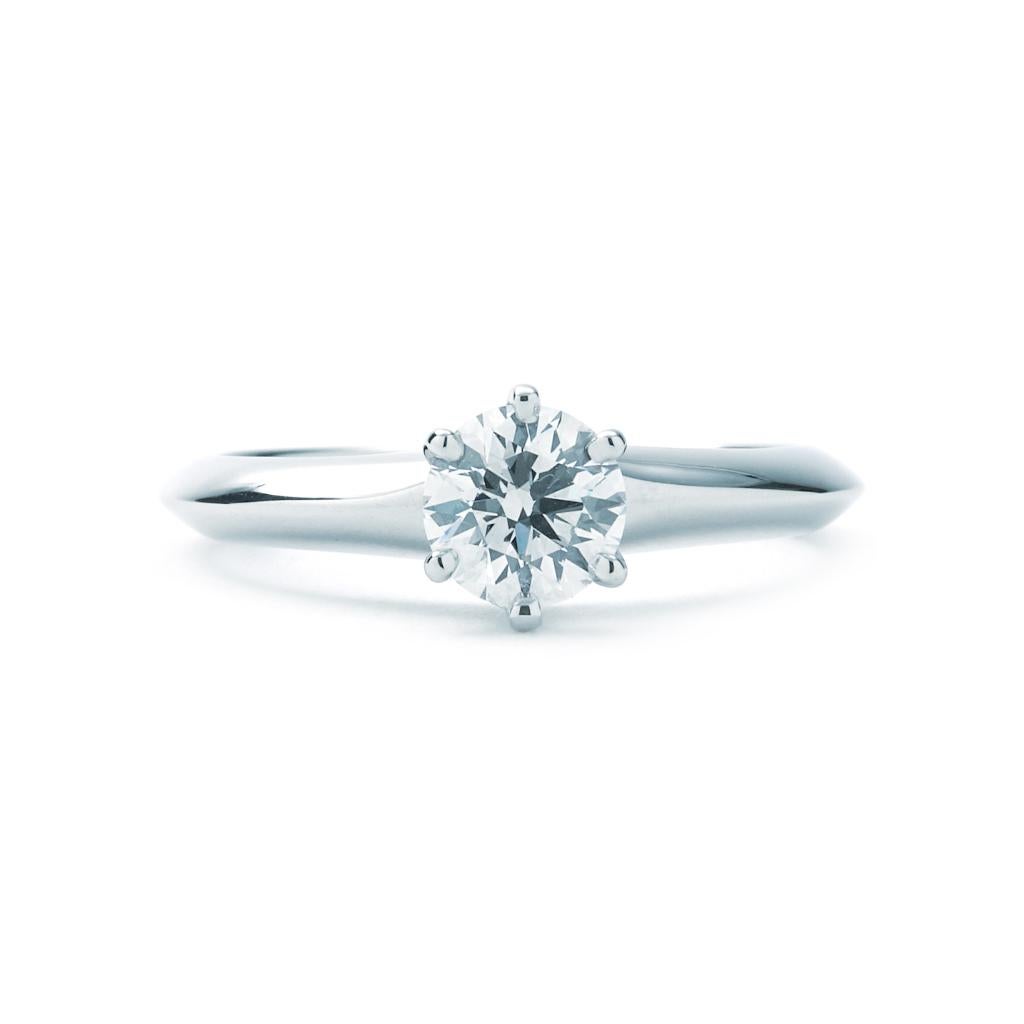 Bague solitaire Tiffany & Co. d'occasion. La bague est une taille 4.5 (US), en platine 950, et pèse 2.6 DWT (environ 4.04 grammes). Elle possède également un diamant rond de couleur I, de pureté VVS2, pesant 0,54 CTTW.