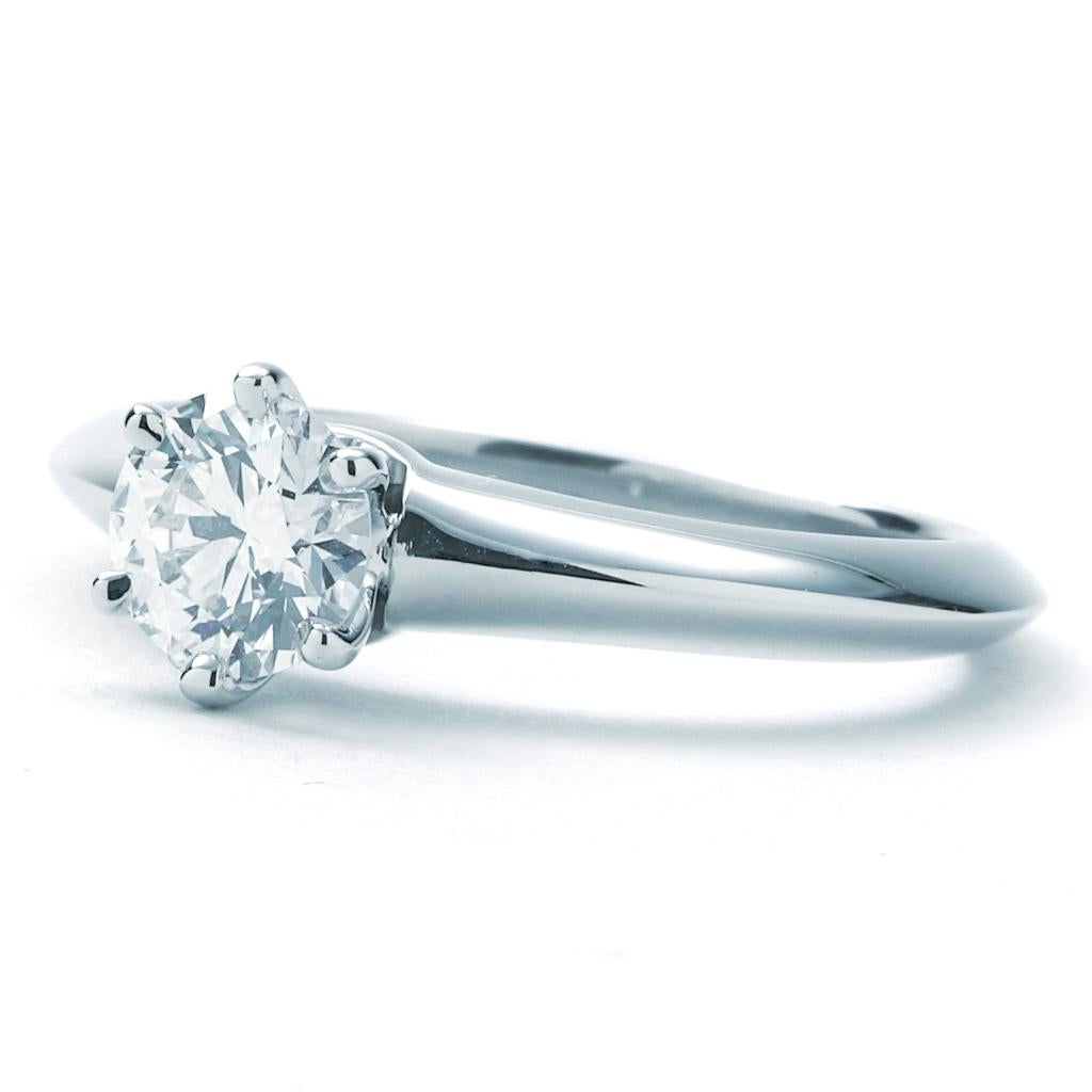 Contemporain Tiffany & Co. Bague de fiançailles solitaire en platine avec diamant 0,54 carat I VVS2, 4,5 (US) en vente