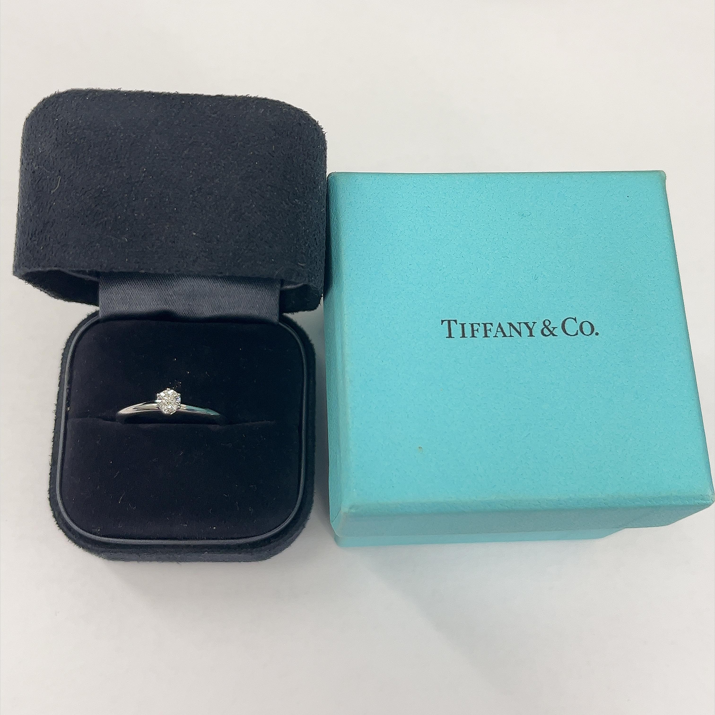 Tiffany & Co. Platinum Solitaire Diamond Engagement Ring set with 0.24ct Diamond In Excellent Condition For Sale In London, GB