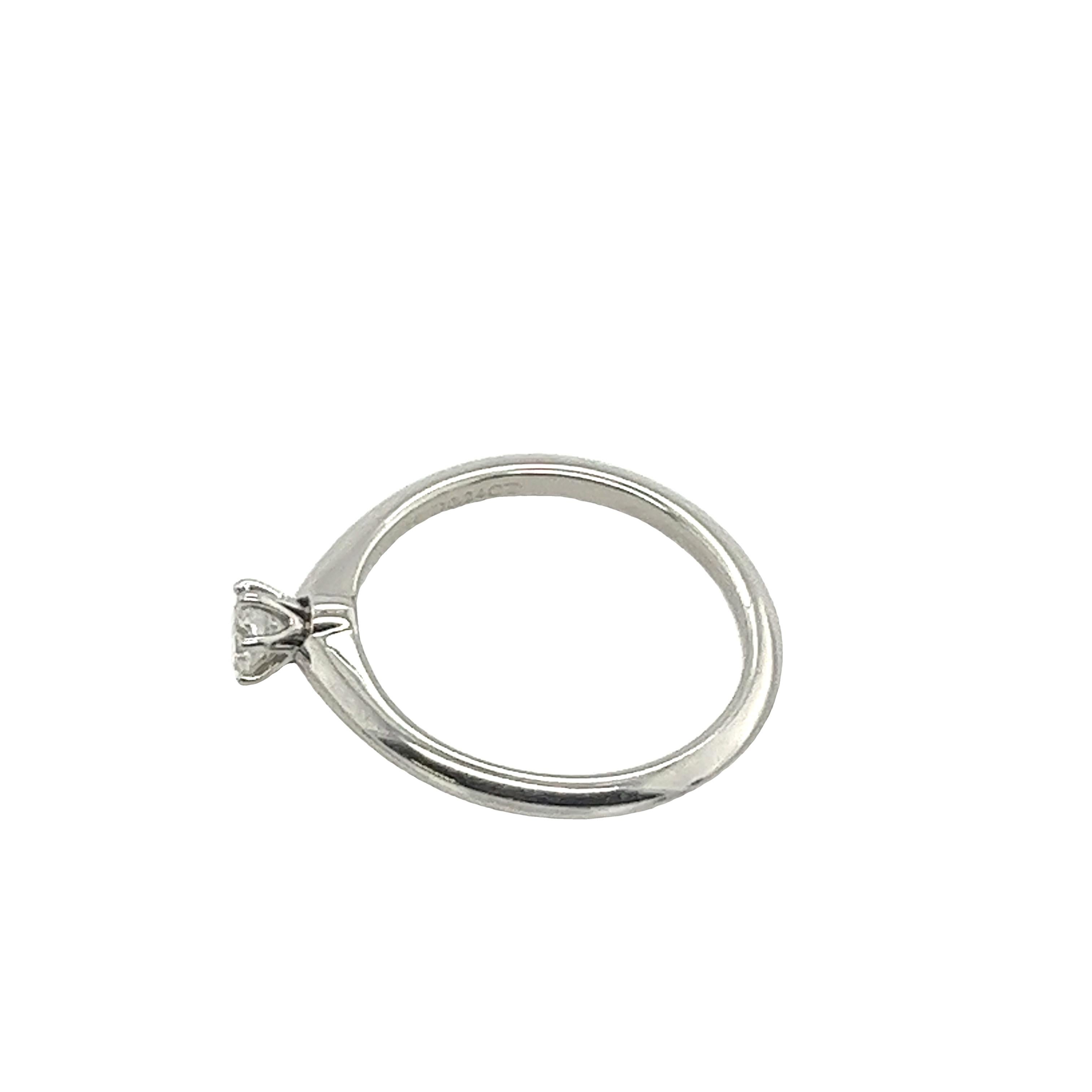De las mujeres Tiffany & Co. Anillo de compromiso de diamantes solitario en platino engastado con un diamante de 0,24 ct
