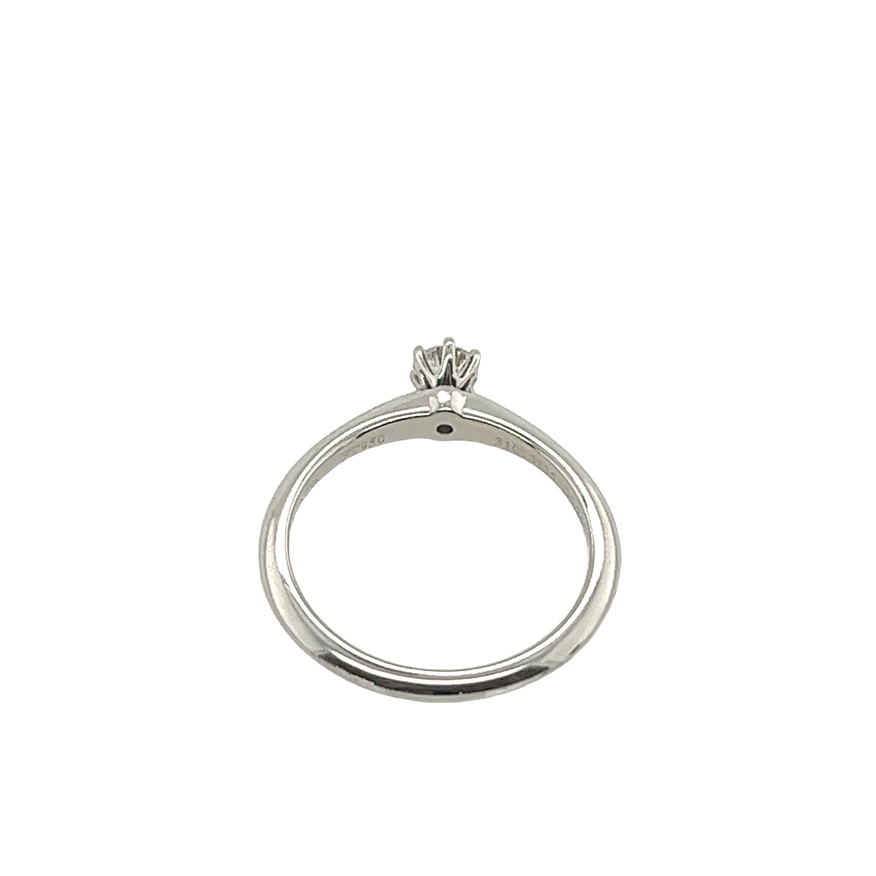 Tiffany & Co. Anillo de compromiso de diamantes solitario en platino engastado con un diamante de 0,24 ct 1