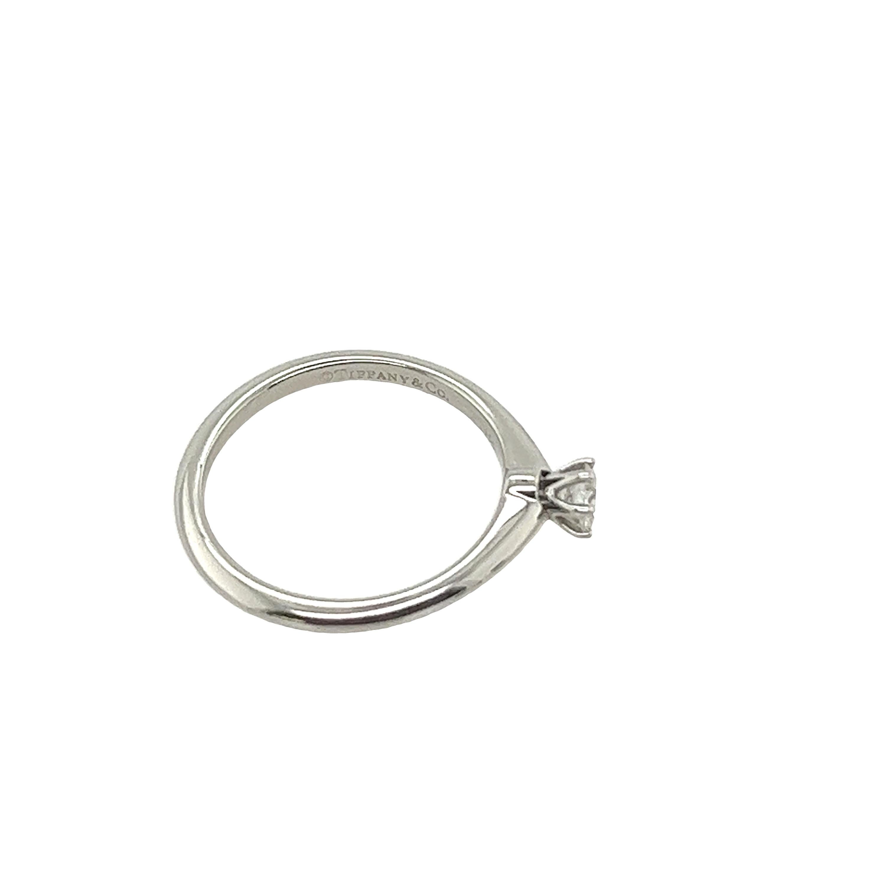 Tiffany & Co. Anillo de compromiso de diamantes solitario en platino engastado con un diamante de 0,24 ct 2