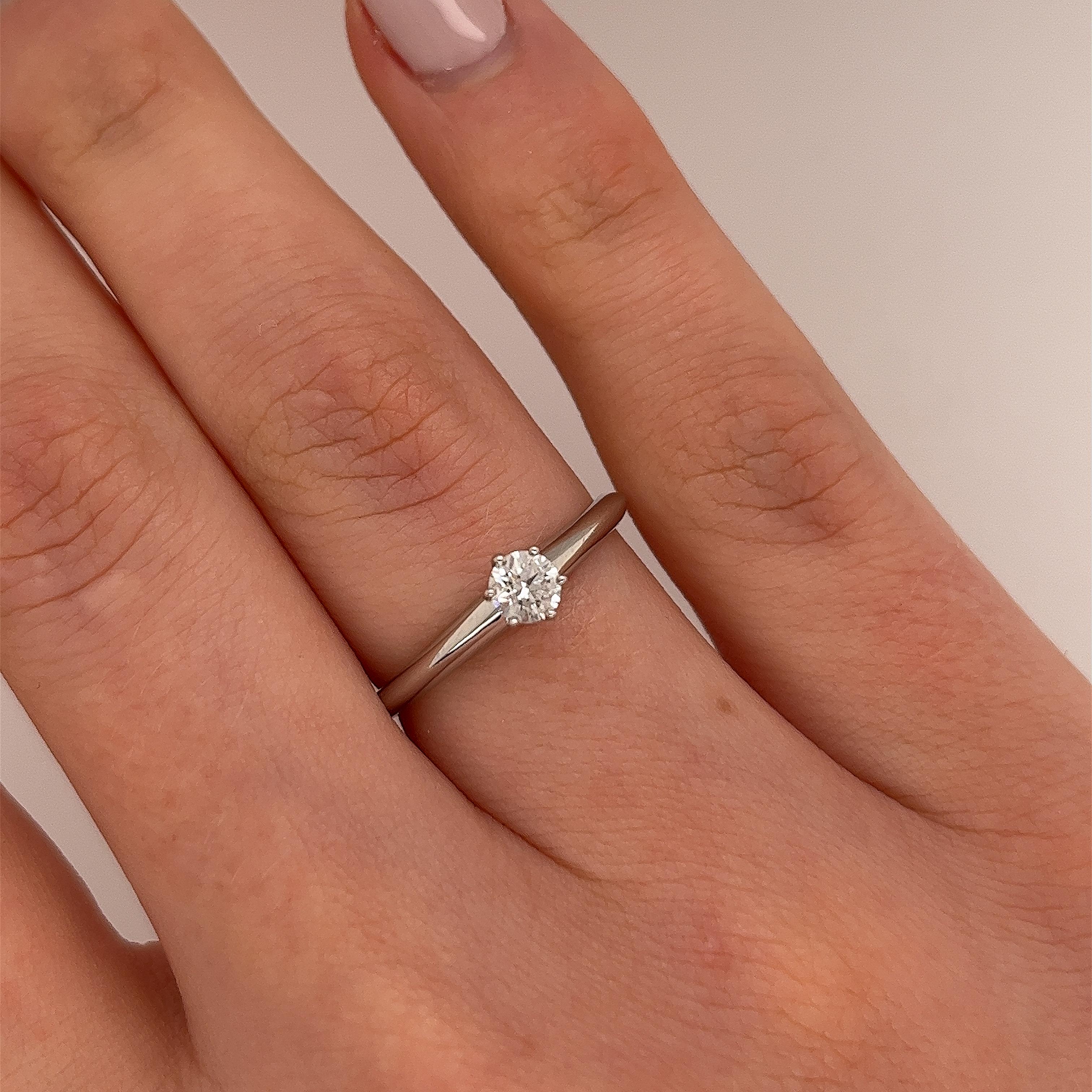 Tiffany & Co. Anillo de compromiso de diamantes solitario en platino engastado con un diamante de 0,24 ct 4
