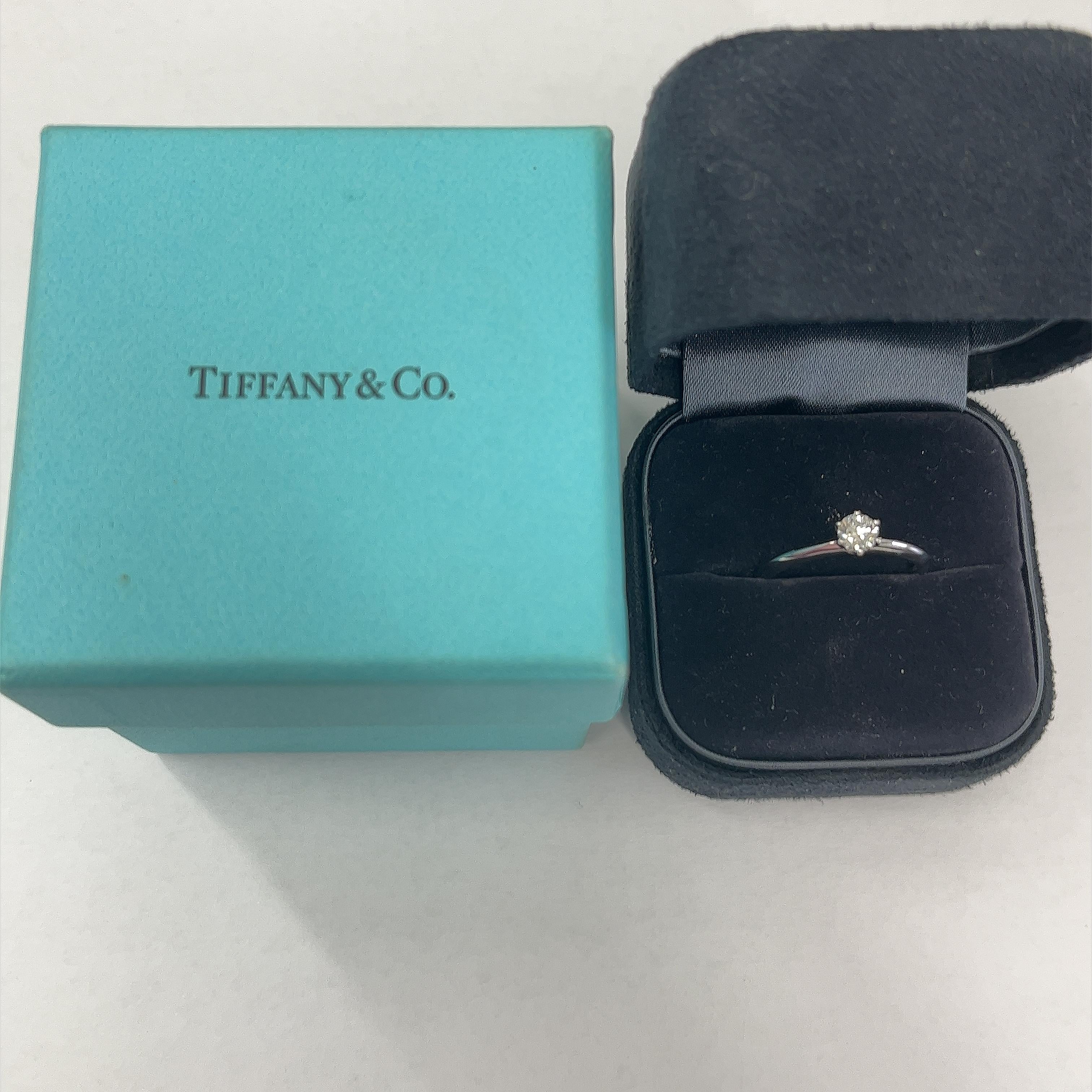 Der Inbegriff von Eleganz mit der Tiffany & Co. Solitär-Diamantring aus Platin. Mit einem schillernden 0,31 Karat H/VS1 Triple X Diamanten geschmückt, strahlt dieses exquisite Stück zeitlose Raffinesse aus. Sein klassisches, in Platin gefasstes