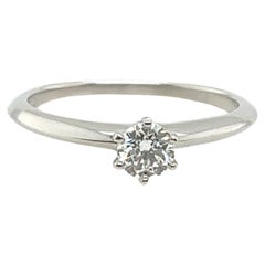 Tiffany & Co. Bague solitaire en platine sertie de 0,31 carat H/VS1 Triple X