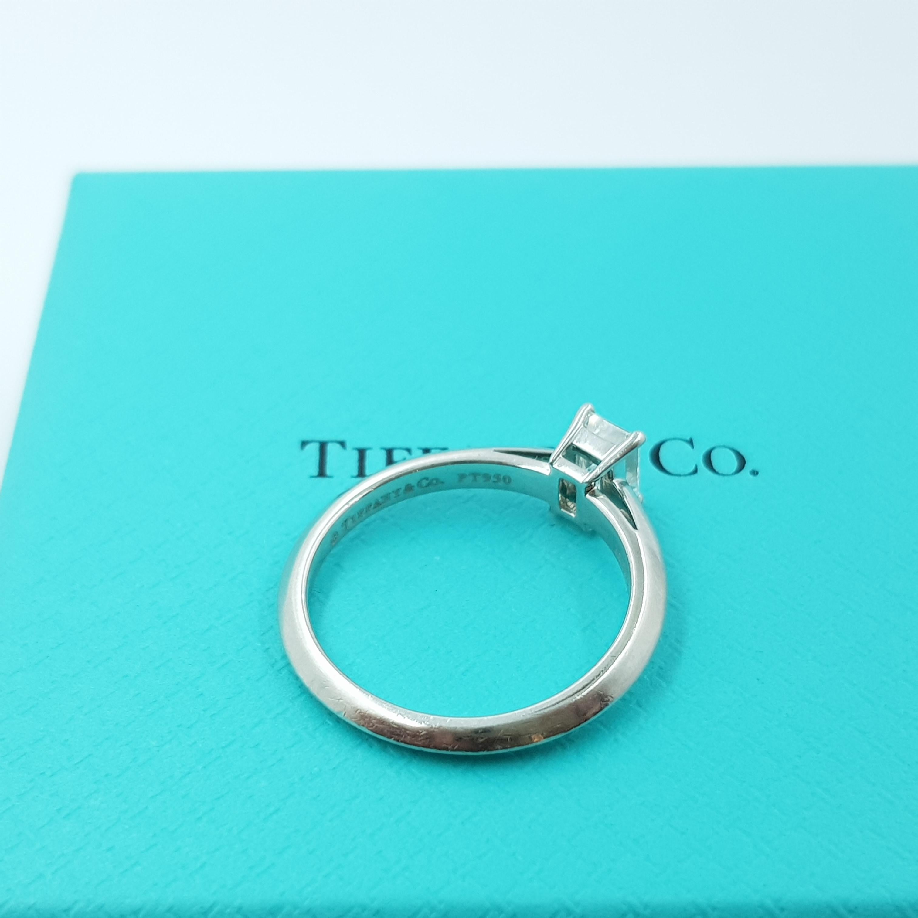 Tiffany & Co. Bague solitaire en platine avec diamant taille émeraude et certificat en vente 3