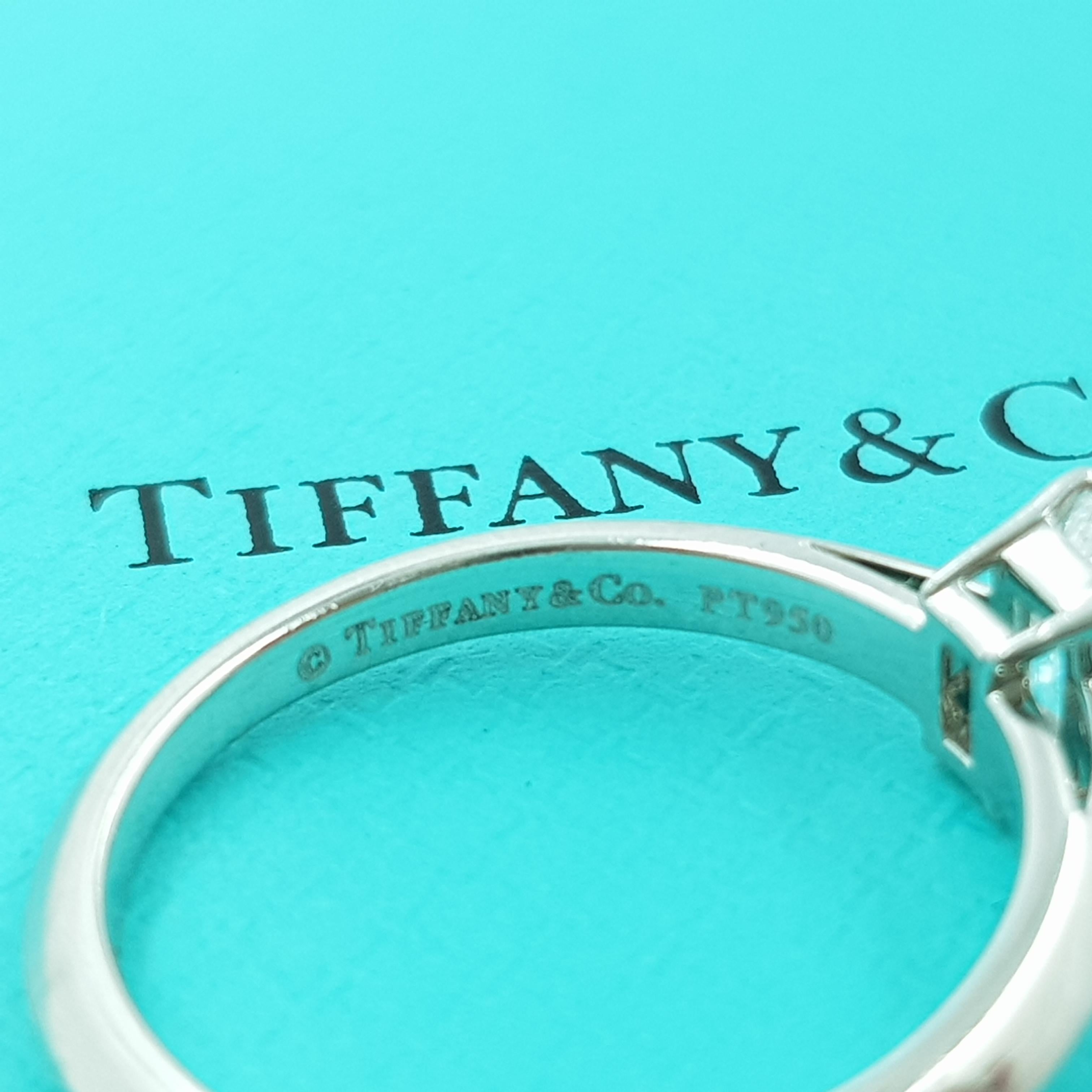 Tiffany & Co. Bague solitaire en platine avec diamant taille émeraude et certificat en vente 4