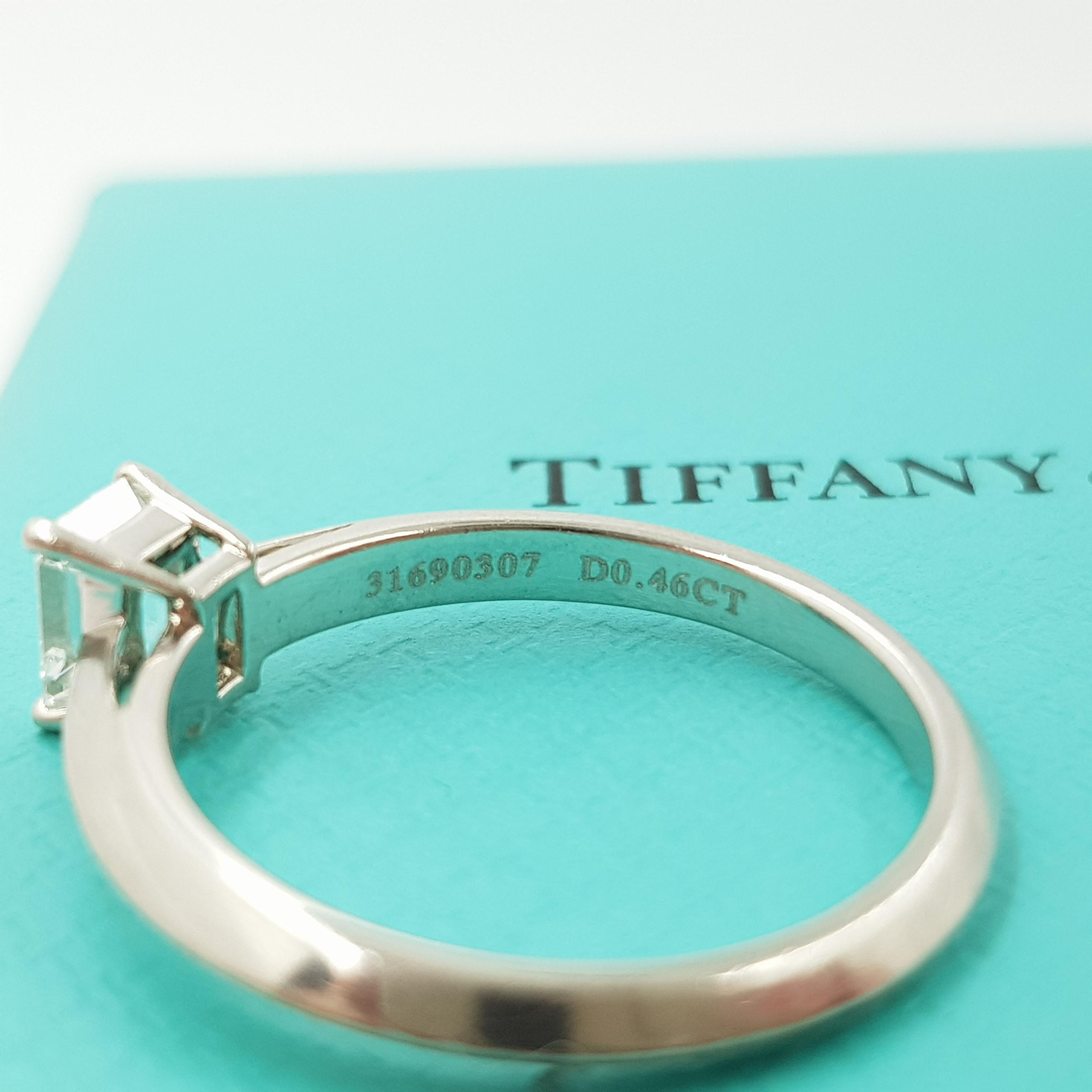 Tiffany & Co. Bague solitaire en platine avec diamant taille émeraude et certificat en vente 5