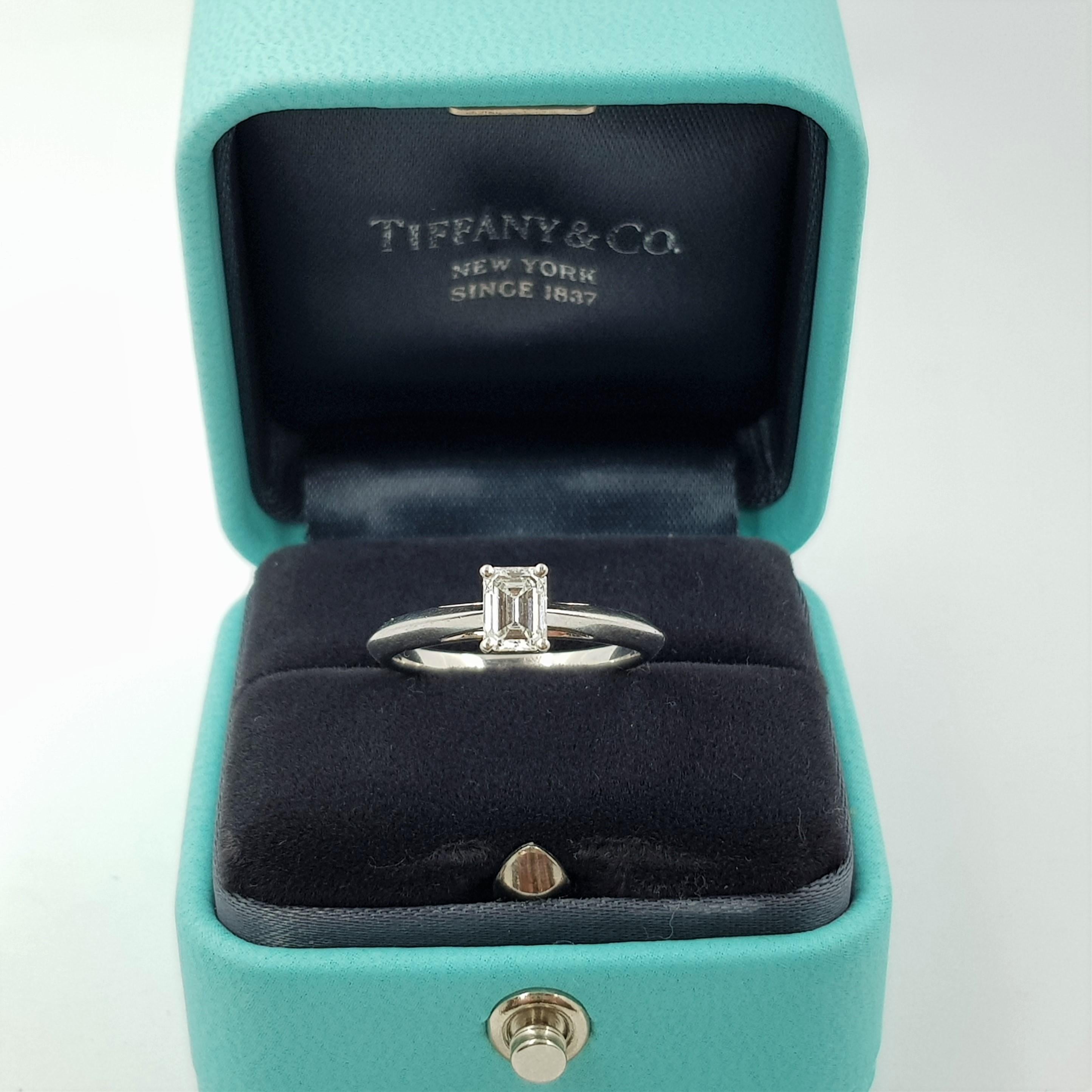 Tiffany & Co. Bague solitaire en platine avec diamant taille émeraude et certificat en vente 6