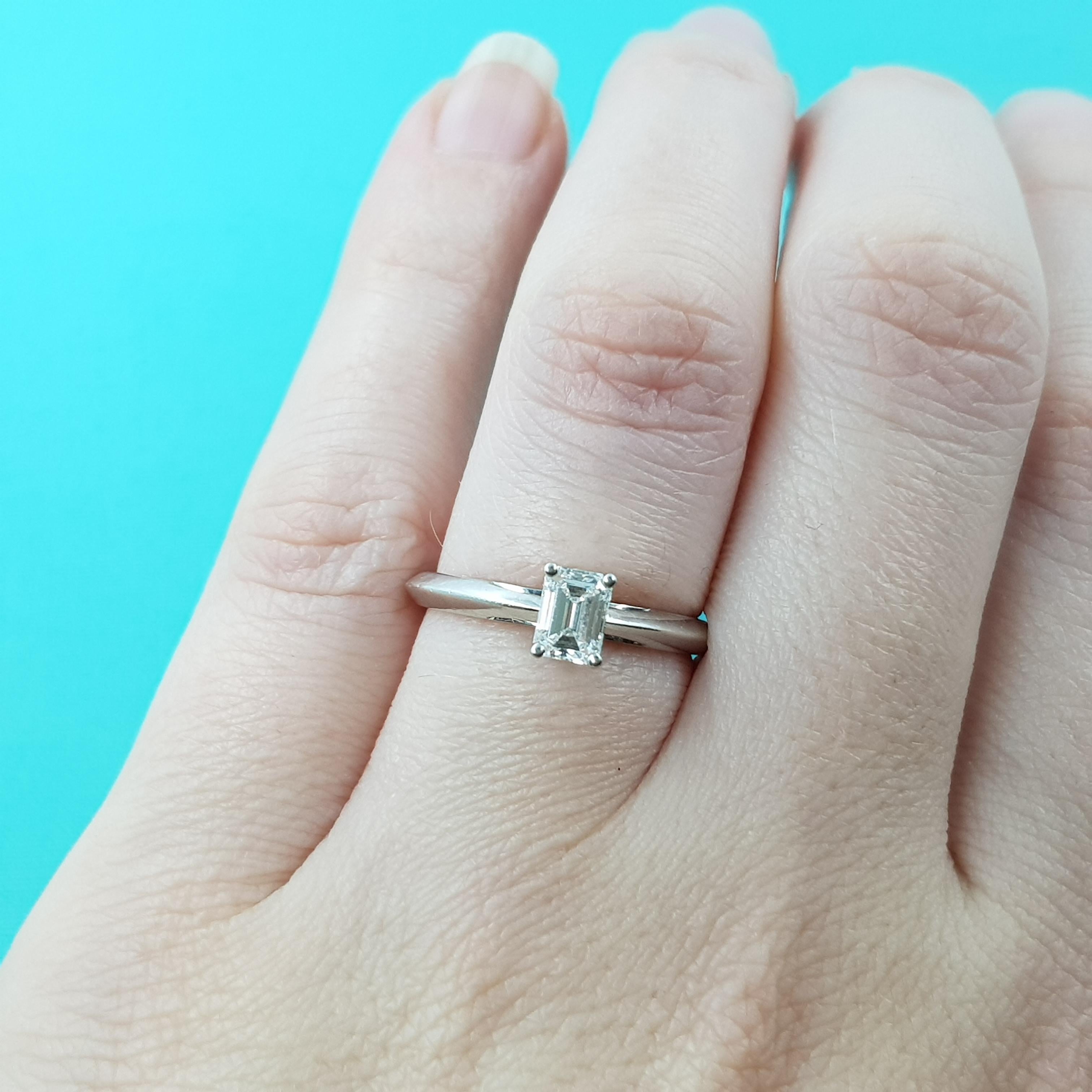 Description : Tiffany & Co 0.46ct E/VVS2 Platinum Solitaire Diamond Ring + Cert & Box #53750

Cette superbe bague solitaire en diamant taille émeraude possède la célèbre qualité Tiffany & Co. qui a fait de la marque un synonyme de haute joaillerie.