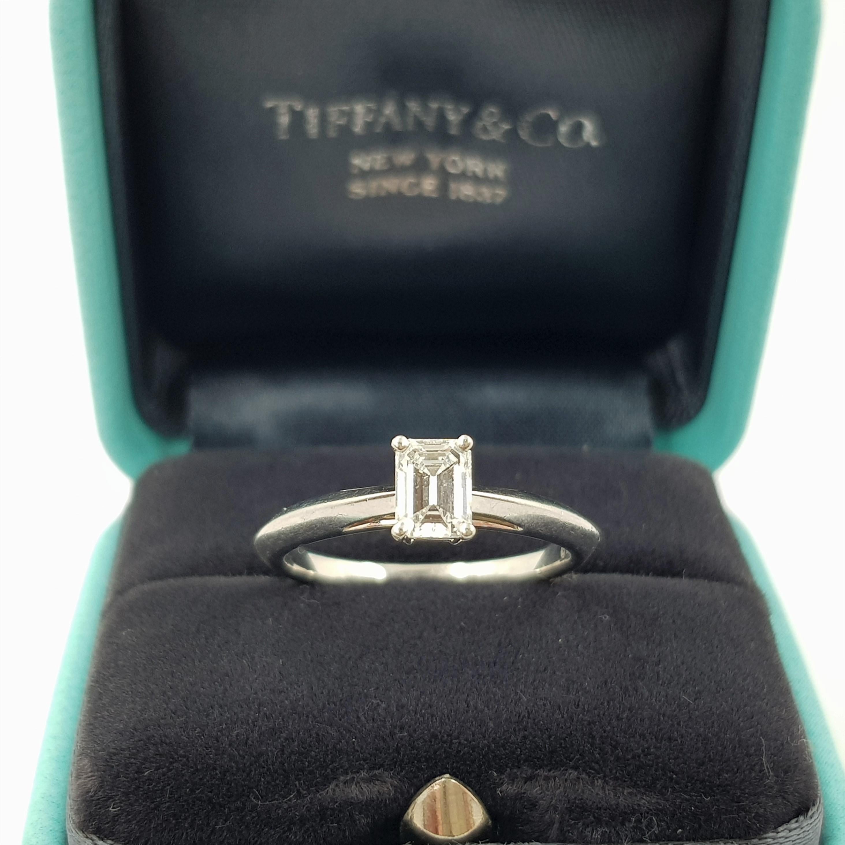 Contemporain Tiffany & Co. Bague solitaire en platine avec diamant taille émeraude et certificat en vente